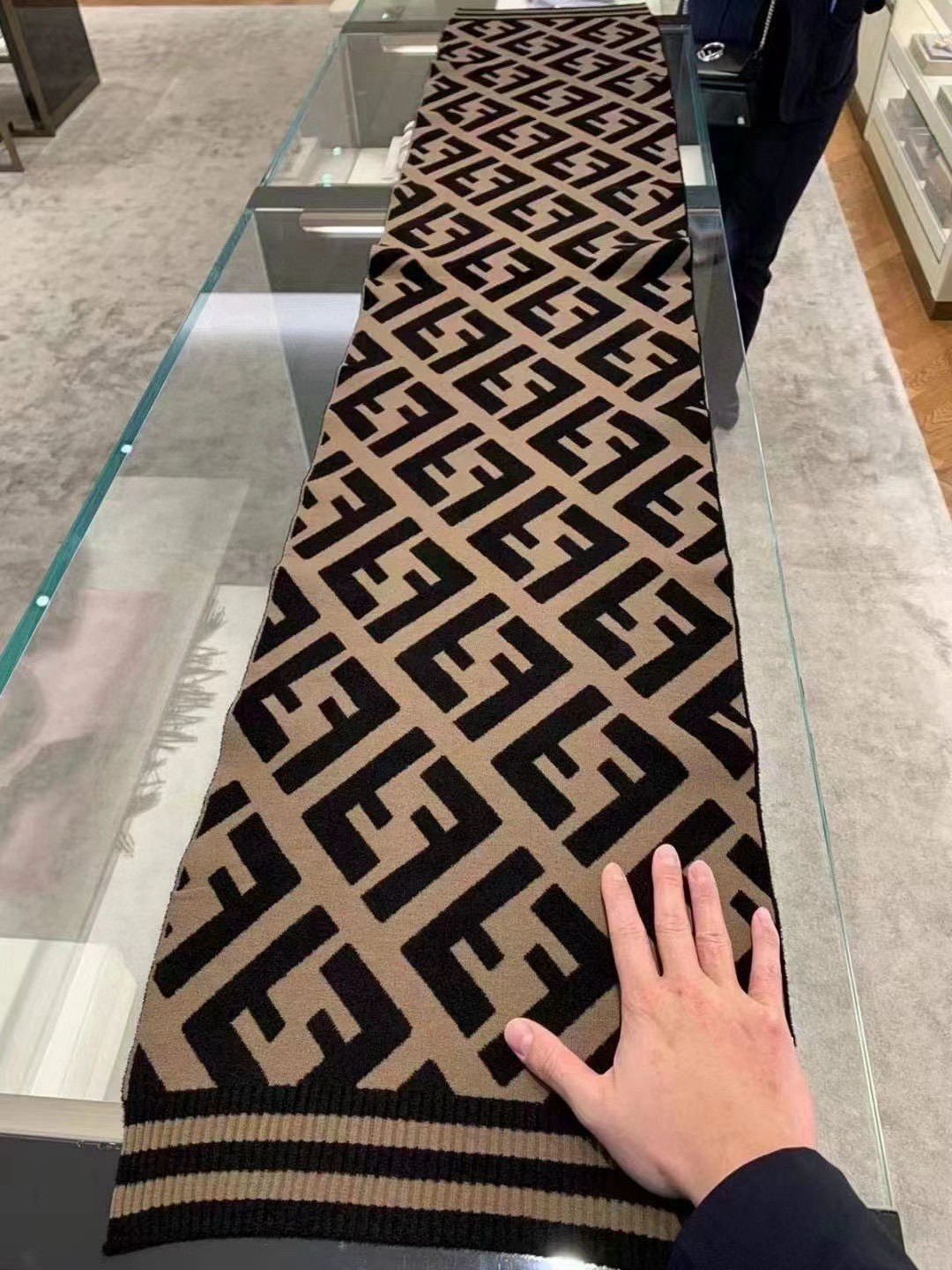 🆕Fendi · 经典FF针织长巾❗️喜欢小众不撞款的Fendi推荐入！】时髦过冬！！非常的低调奢华，精