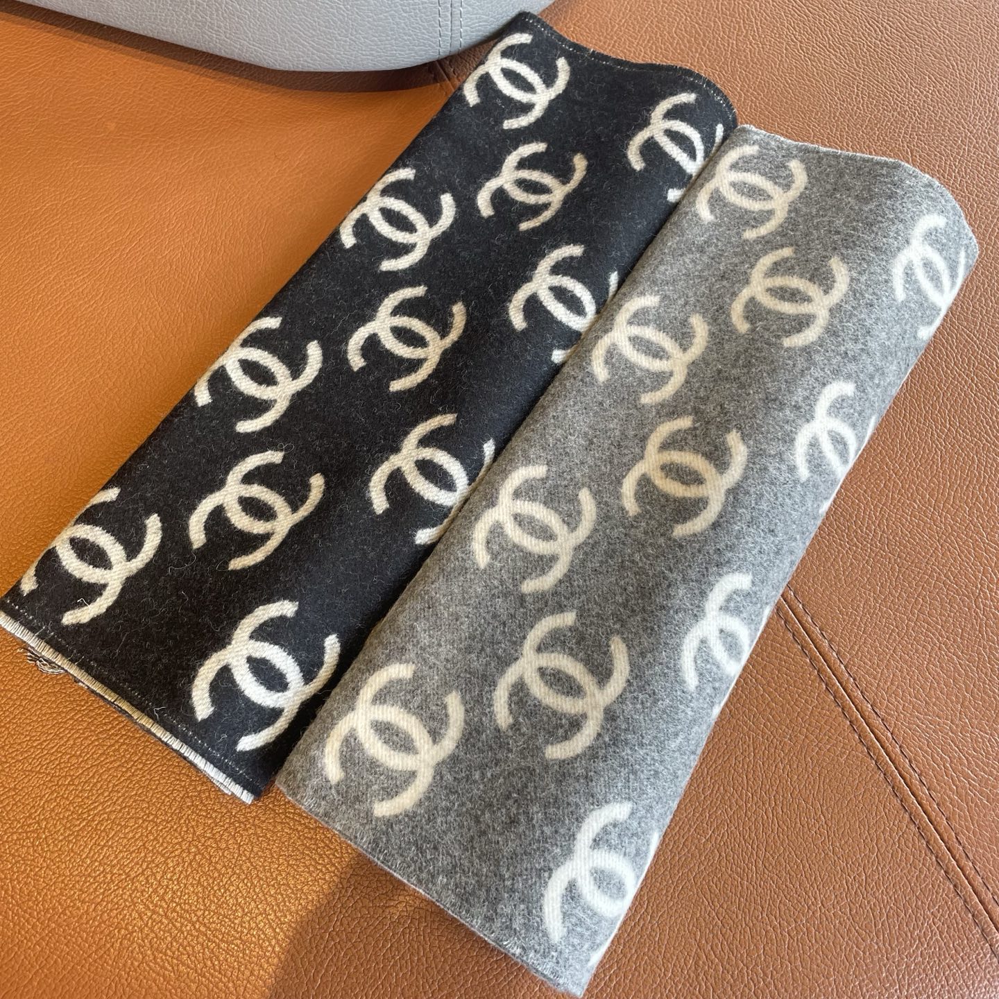 🆕【▪️真香系列❗️chanel专柜爆款围巾！！！】注定要火火火🔥啊！！！现在天还没冷专柜就各种断货等货