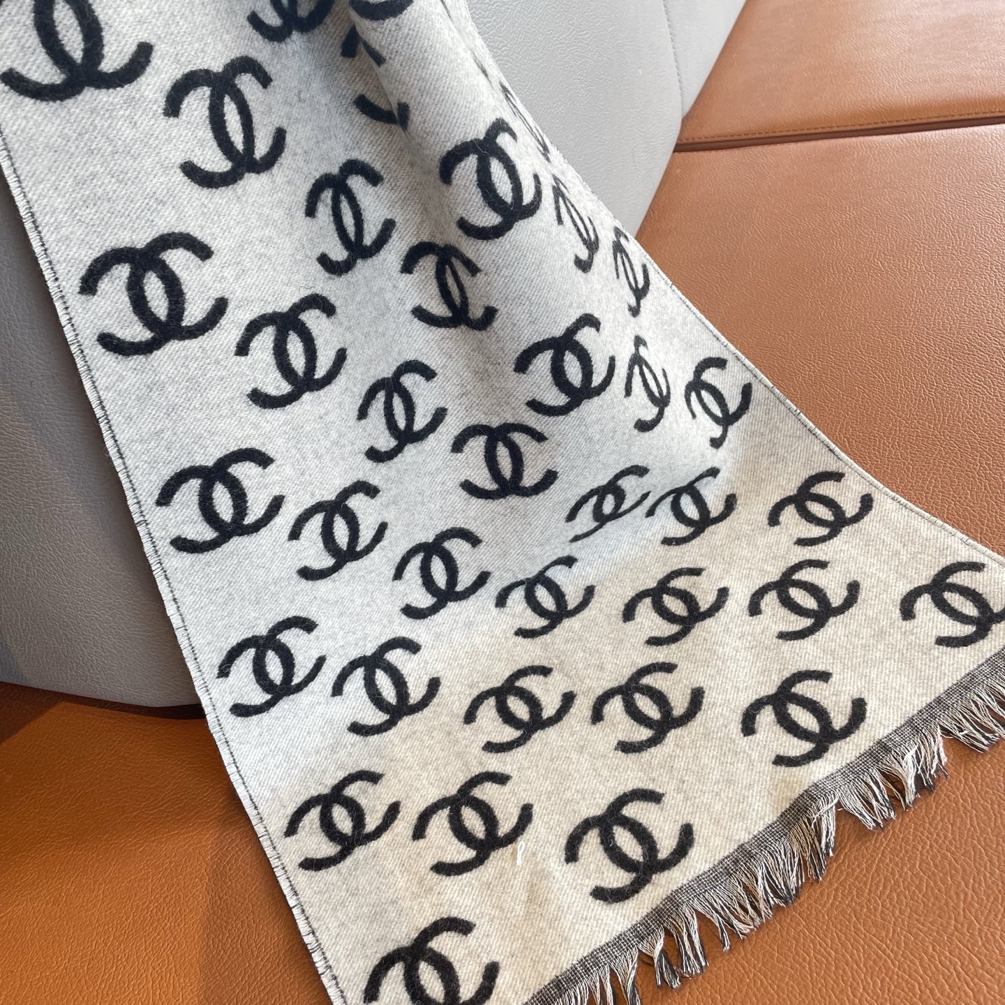 🆕【▪️真香系列❗️chanel专柜爆款围巾！！！】注定要火火火🔥啊！！！现在天还没冷专柜就各种断货等货