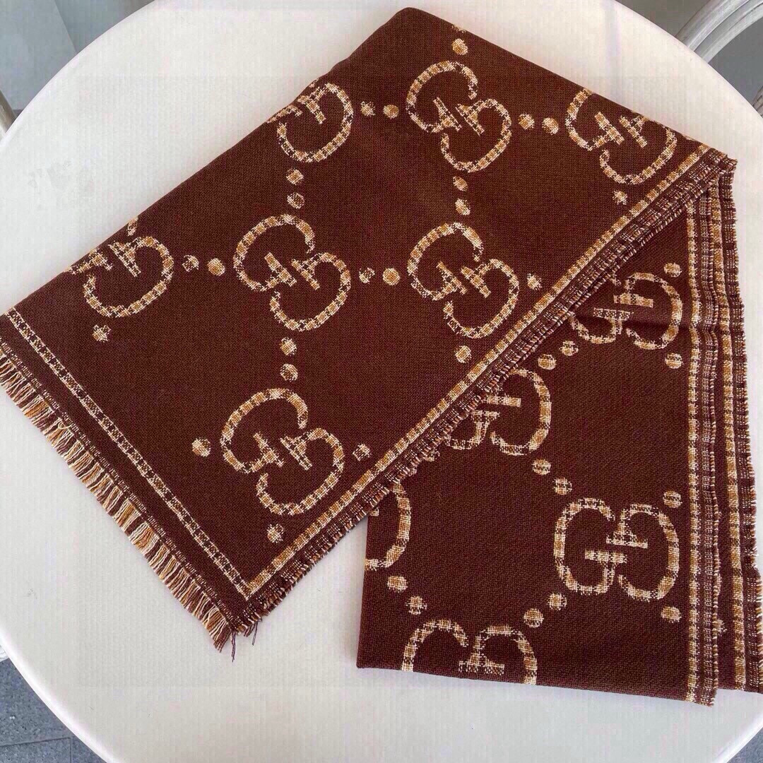 🆕品名：Gucci · 风格字母面料：羊毛尺寸：47*180羊毛真丝围巾，装饰超大造型设计GG图案。于1