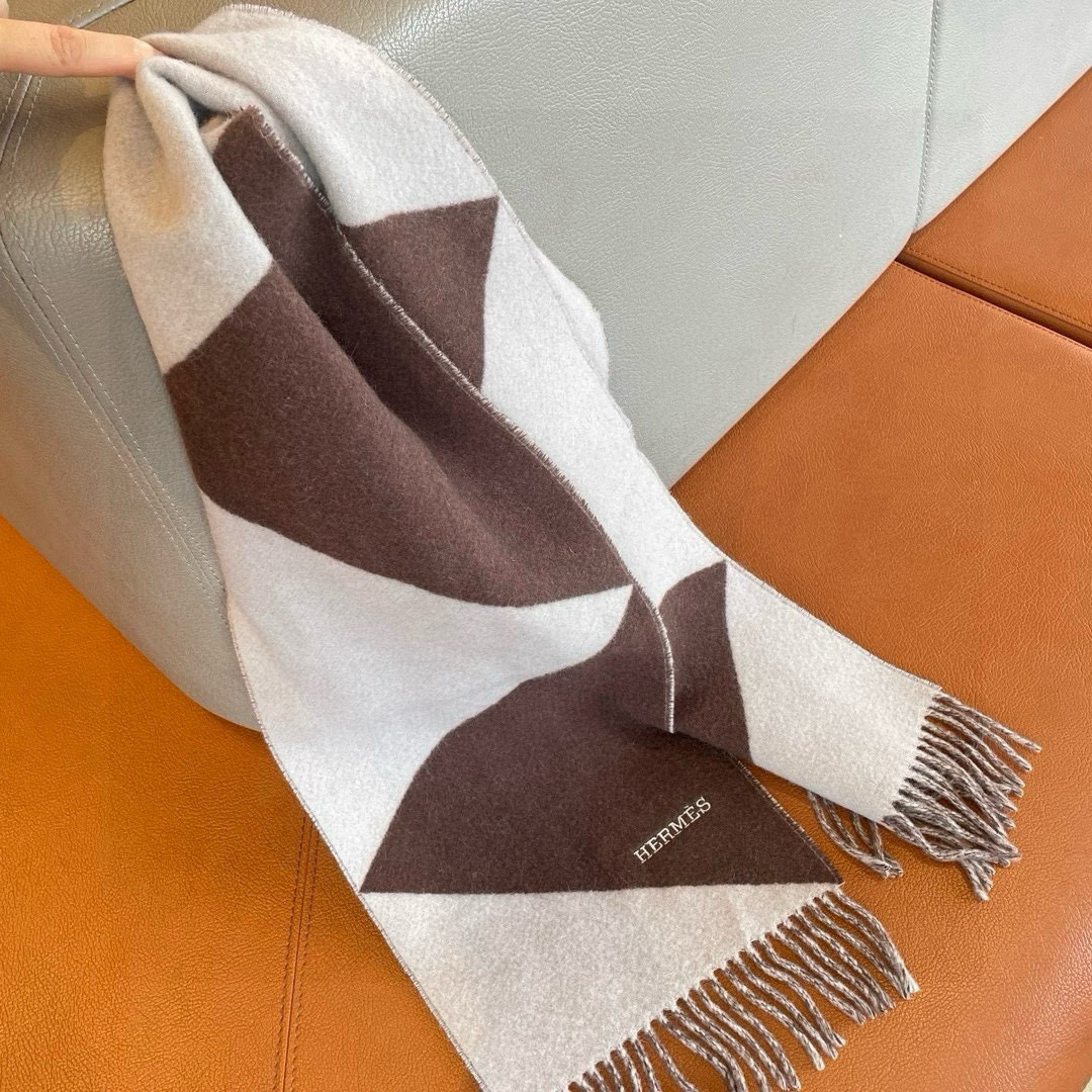 🆕难得的纯原单❗️Hermes几何羊绒围巾❗️100%纯羊绒‼️非常好驾驭❗️真的，H家很难得出的一款儿