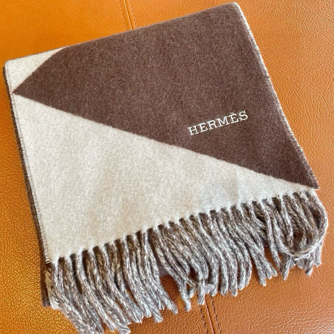 🆕难得的纯原单❗️Hermes几何羊绒围巾❗️100%纯羊绒‼️非常好驾驭❗️真的，H家很难得出的一款儿