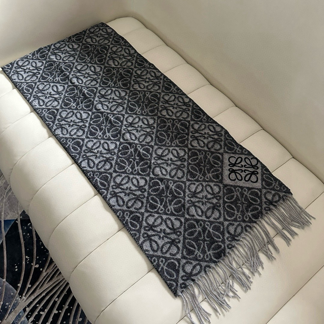 🆕高版植绒版本 · LOEWE罗意威新款最火围巾，双面羊毛和羊绒围巾，角落饰有 Anagram 簇绒刺绣