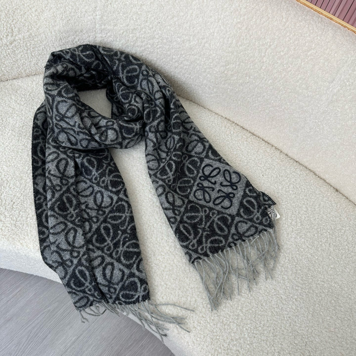 🆕高版植绒版本 · LOEWE罗意威新款最火围巾，双面羊毛和羊绒围巾，角落饰有 Anagram 簇绒刺绣