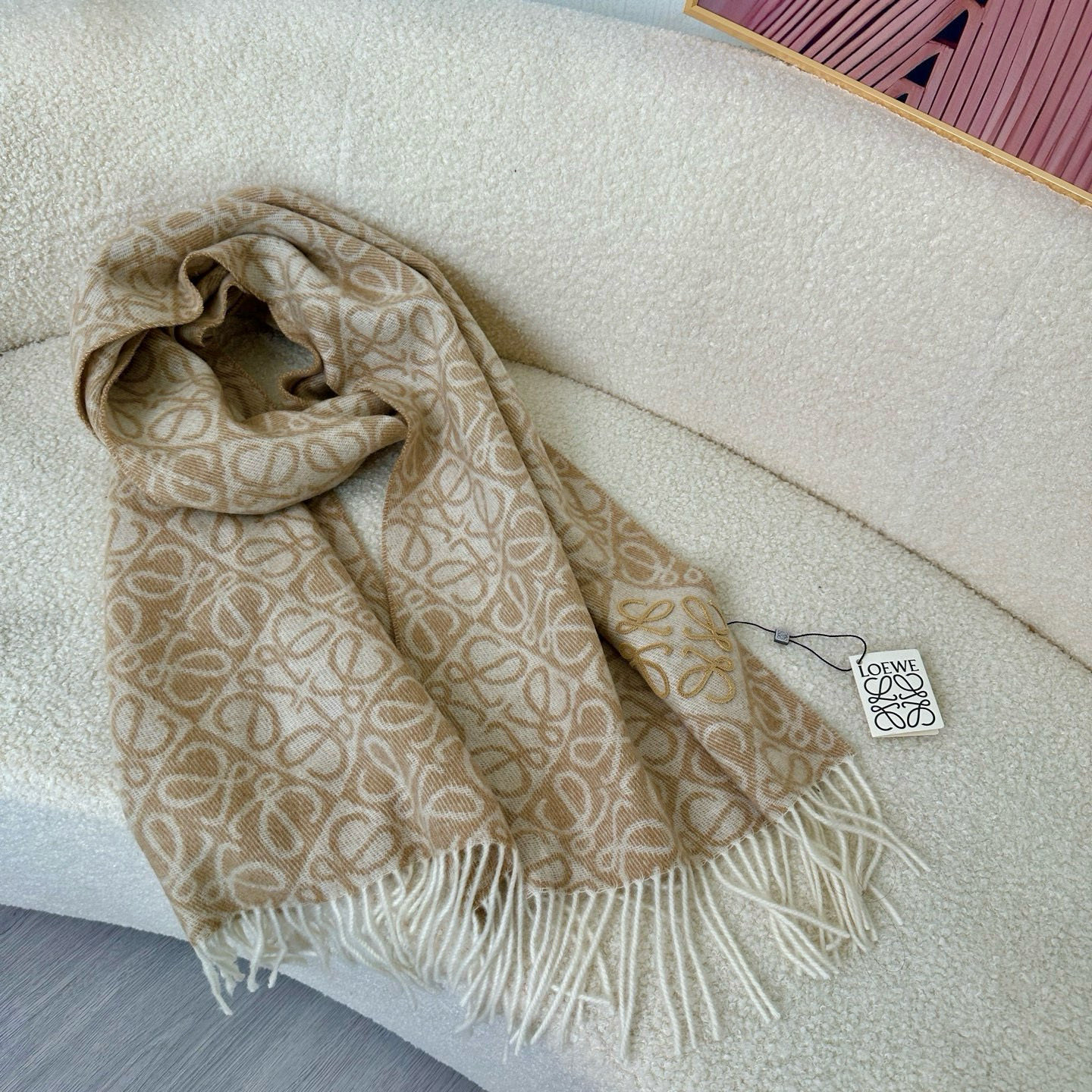 🆕高版植绒版本 · LOEWE罗意威新款最火围巾，双面羊毛和羊绒围巾，角落饰有 Anagram 簇绒刺绣