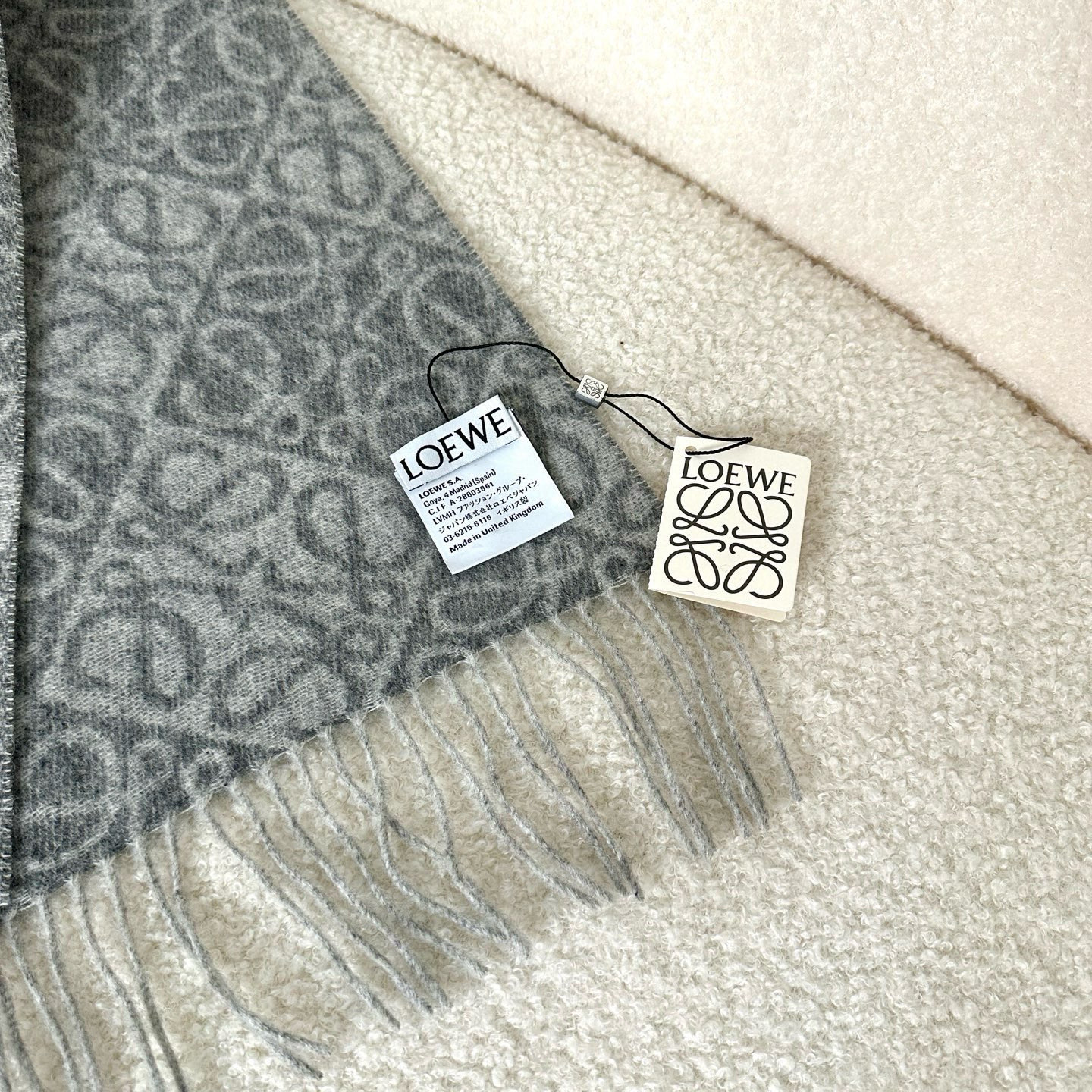 🆕高版植绒版本 · LOEWE罗意威新款最火围巾，双面羊毛和羊绒围巾，角落饰有 Anagram 簇绒刺绣