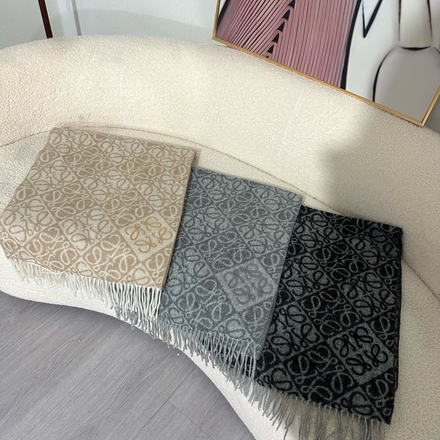 🆕高版植绒版本 · LOEWE罗意威新款最火围巾，双面羊毛和羊绒围巾，角落饰有 Anagram 簇绒刺绣