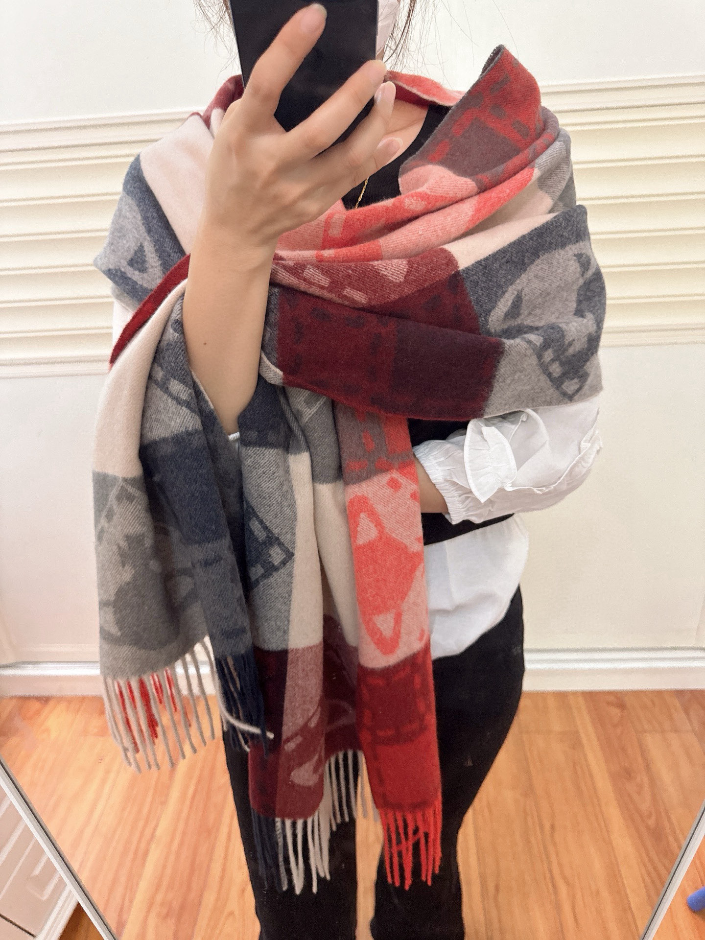 NO:580921,Big Saturn new scarf vivienne westwood West Queen Mother Saturn British fashion designer, the mother of punk fashion!  Fashionable style, strong quality, super beautiful design!  Simple and elegant, with exquisite embroidered logo, you don’t have to worry about it not looking good, because it has classic elements and a modern new design!  The perfect choice for gift giving, it fully shows your personality. The quality of the whole jewelry is very high. It gives people the aura of a famous brand and is very delicate at the same time. It elevates the whole person to several levels. It is definitely worth buying. Size 50*180 high version scarf, high version scarf19860909大土星新款围巾 vivienne westwood西太后土星 英国时装设计师,时装的朋克之母！时尚潮流风格,品质强大,超美的设计！简约大气刺绣Logo精致这个款不用担心不好看,因为经典的元素洋气的新设计！赠礼的完美之选,充分展现个性风范.品质非常整个首饰给人大牌气场的同时又非常精致,让整个人的层次提升好几个level绝对值得入手尺寸50*180高版本围巾,高版本围巾,scarf