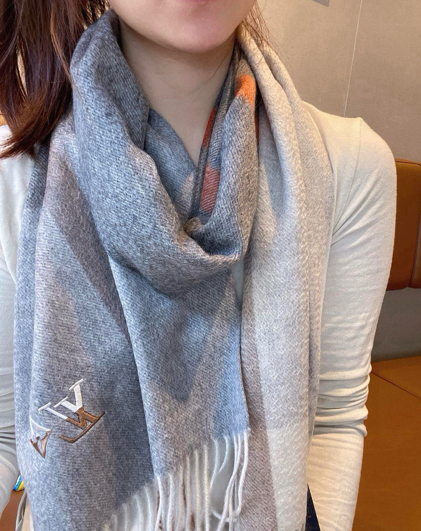 NO:574303,LV's new heavy-weight water ripple cashmere scarf. Our men's models this year are really high-end. There are very few men's models with heavy-weight top-quality and complete family benefits, and it is even more rare to find the ones from Lu family. Our quality is really amazing. We are still the same awesome channel as before. The only shortcoming is that the quantity is small. You can feel the texture by looking at the picture, and the texture is very tasteful. A very authentic men's scarf ~ I love the fabric.  Very manly style, the upper body effect is unparalleled, beautiful and simple, super handsome color matching, any boy will like it, it is textured and unobtrusive. During the photo taking process, I have been fascinated by the fabric texture and contrasting color effect many times. The fabric is provided by Gui Lao. I can take pictures with my mobile phone of this level of delicacy and amaze the whole audience. It feels very soft and comfortable, medium thickness, very close to the neck~Size  32*180cm, cashmere high version scarf, high version scarf, louis vuitton, louis vuitton, louis vuitton19860909LV新款重磅水波纹羊绒围巾今年我们的男款真的是高端Level,重磅极品妥妥的家属福利少之又少的男款里,驴家的更是难遇,我们的品质真的绝了,还是之前那个牛逼的渠道,唯一缺点就是数量少的可怜看图片就能感受到质感,纹路非常有品味.非常正的男士围巾~面料大爱,很Man的风格,上身效果无敌好看大气简约,超级好看的男神配色,任何男生都会喜欢的款吧,有质感不张扬拍照过程中已经多次被面料质感和撞色的效果迷倒.面料是鬼佬提供的,这种细腻程度我用手机拍出来都能惊艳全场手感非常柔软舒服中等厚度,非常亲脖子的一款~Size 32*180cm,羊绒高版本围巾,高版本围巾,louis vuitton,louis vuitton,louis vuitton,scarf