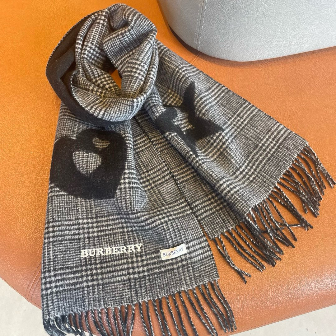 🆕Burberry元素双面提花围巾‼️B家这款羊绒披肩的面料非常满意~手感真的好到不行‼️寒冬贴脖子围真