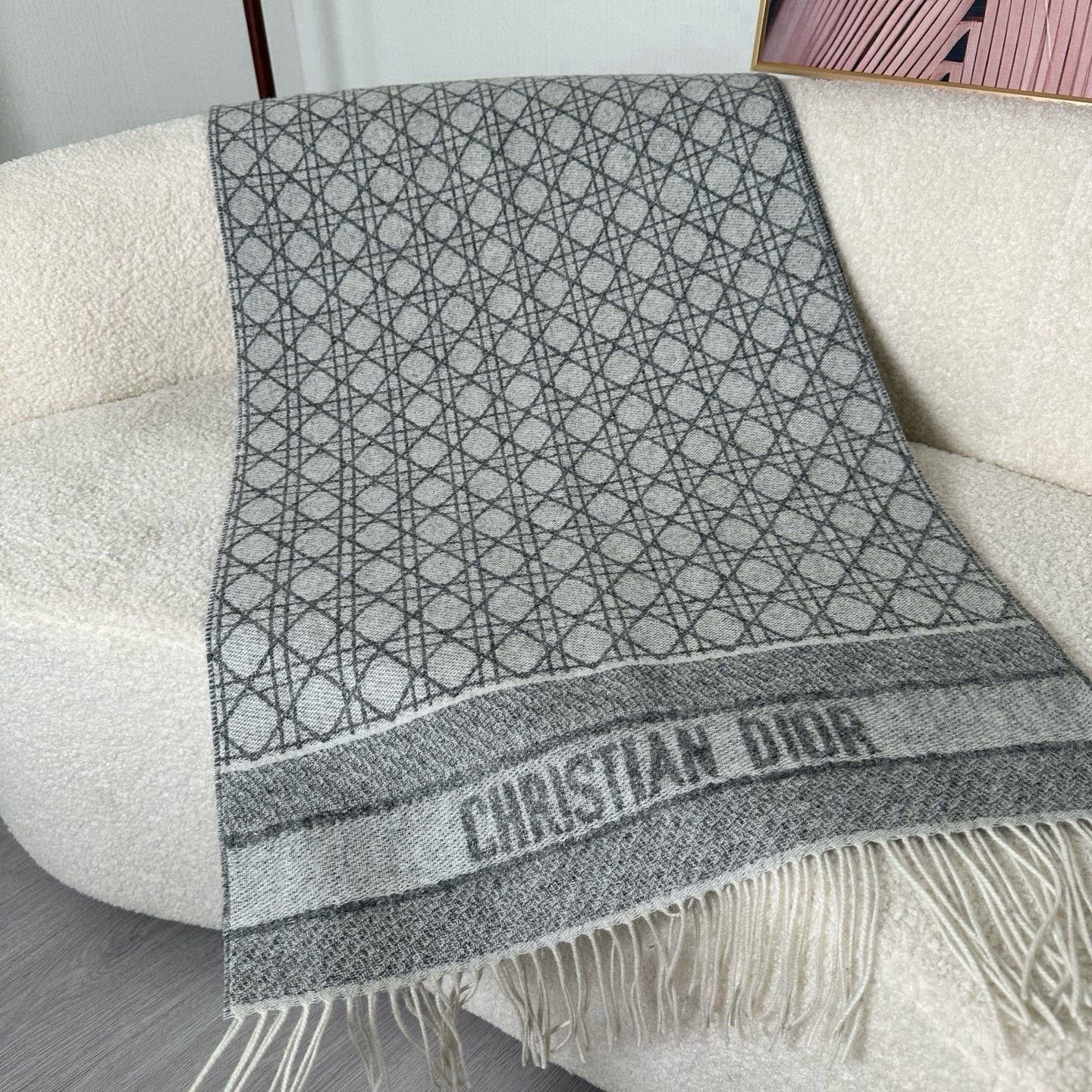 🆕CD新款菱格银丝羊绒双面提花大披肩‼️Blingbling 的银光闪闪，柔软亲肤，凭实力火出圈的经典款