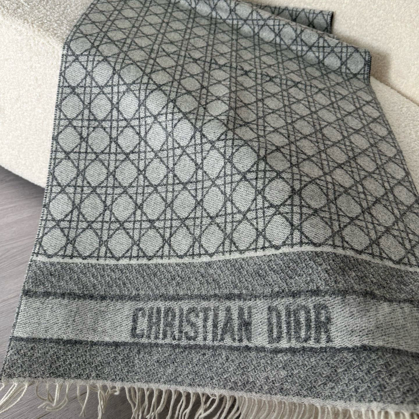 🆕CD新款菱格银丝羊绒双面提花大披肩‼️Blingbling 的银光闪闪，柔软亲肤，凭实力火出圈的经典款