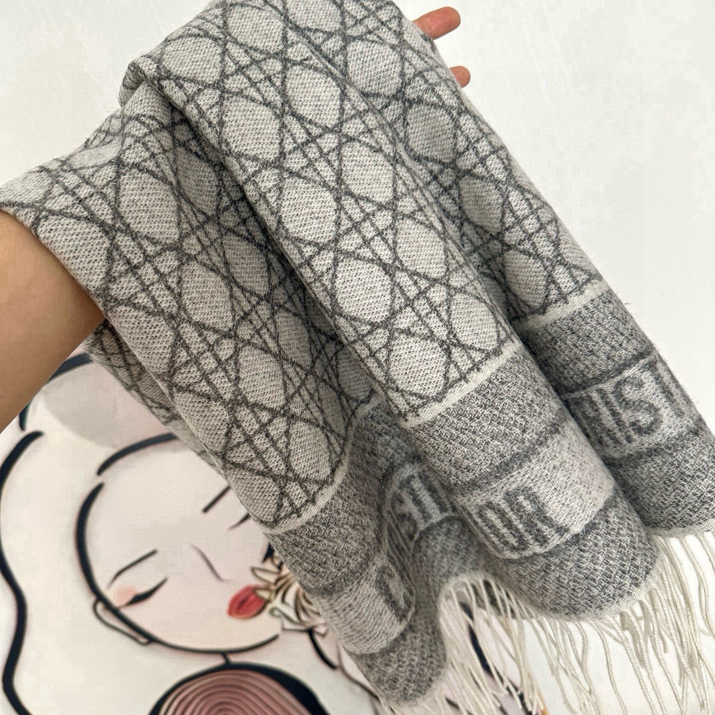 🆕CD新款菱格银丝羊绒双面提花大披肩‼️Blingbling 的银光闪闪，柔软亲肤，凭实力火出圈的经典款