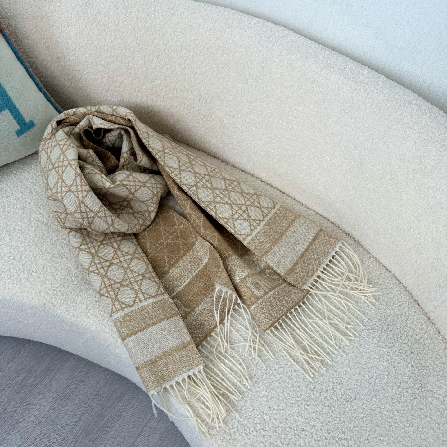 🆕CD新款菱格银丝羊绒双面提花大披肩‼️Blingbling 的银光闪闪，柔软亲肤，凭实力火出圈的经典款