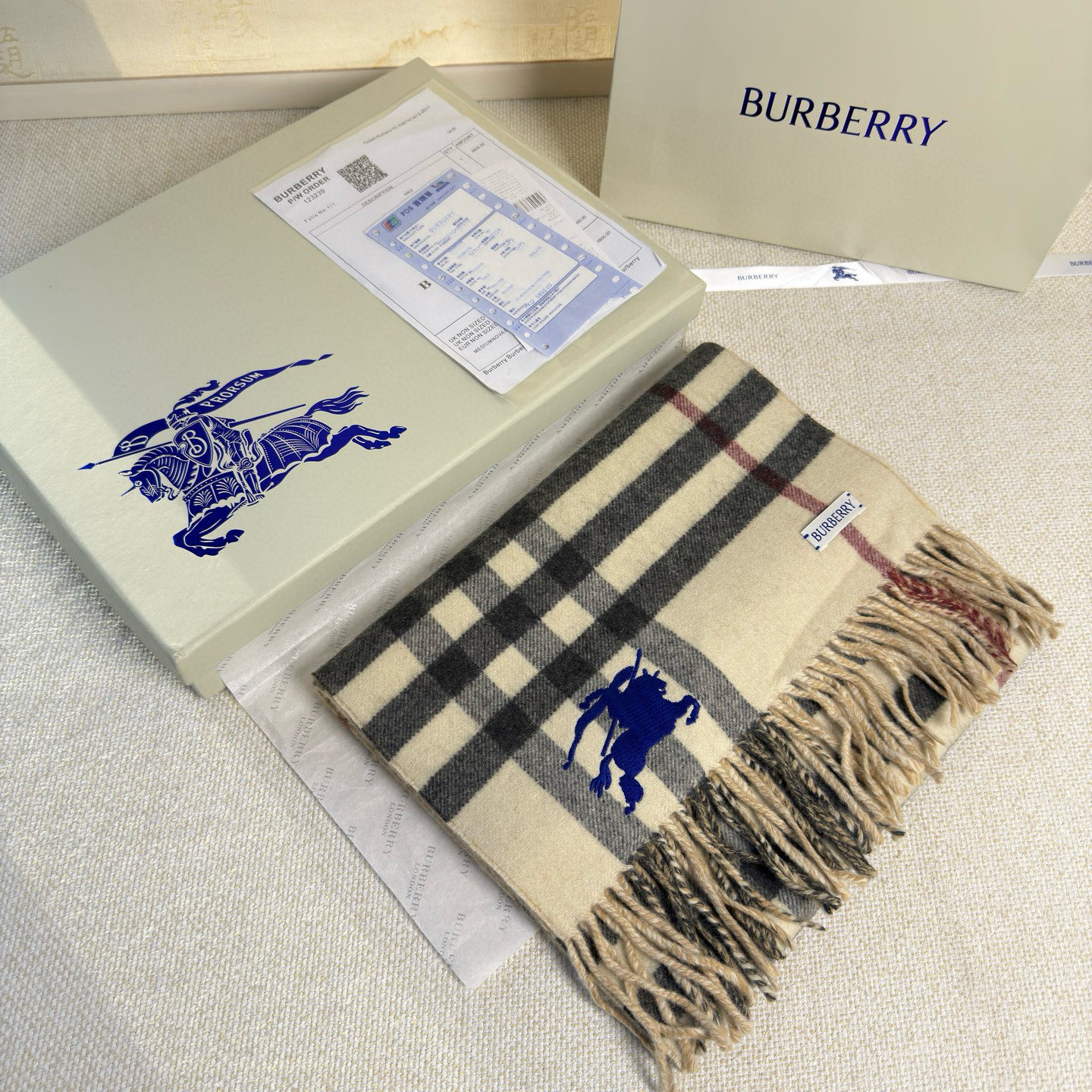 🆕Burberry最新款双面两用马术骑士徽标拼格纹羊绒围巾，这款含金量很高，双面刺绣工艺，印花工艺加提花