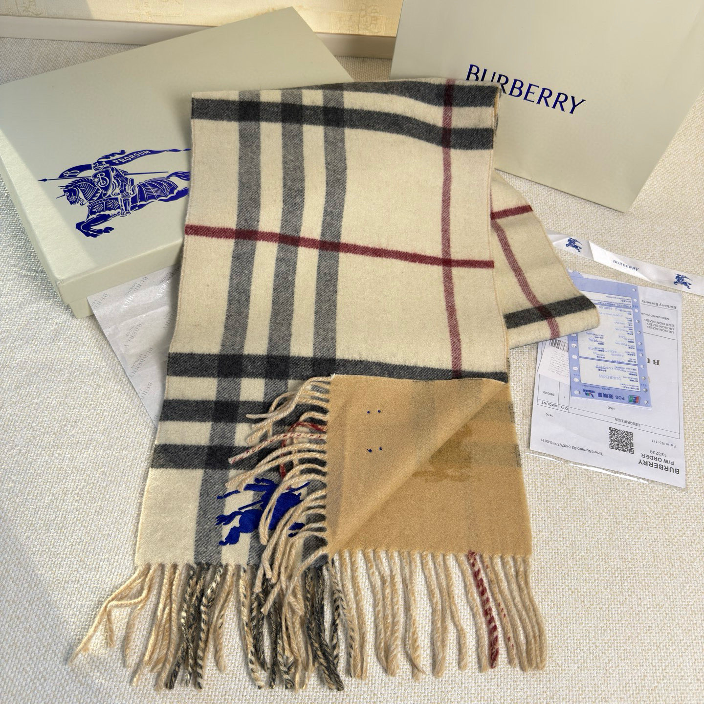 🆕Burberry最新款双面两用马术骑士徽标拼格纹羊绒围巾，这款含金量很高，双面刺绣工艺，印花工艺加提花