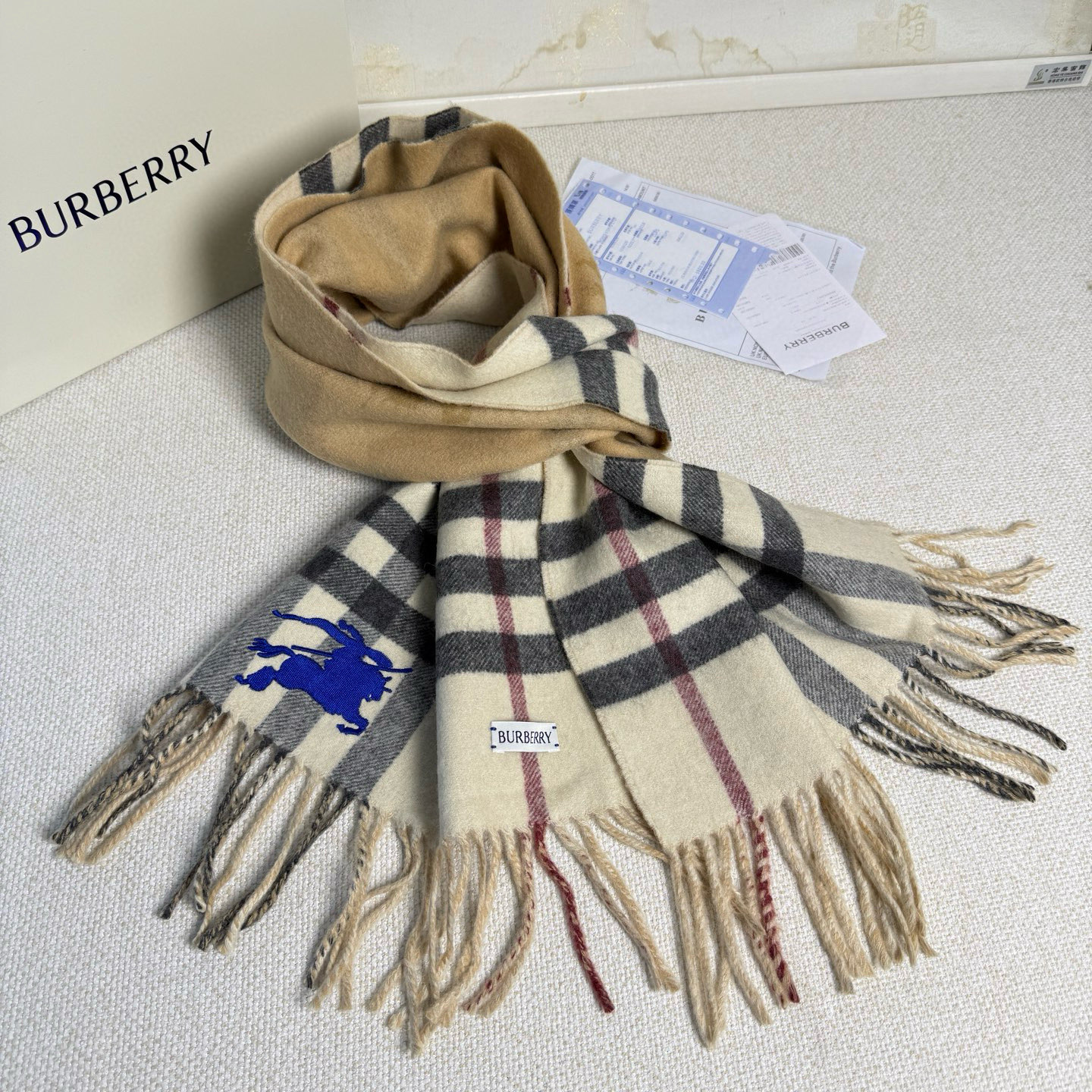 🆕Burberry最新款双面两用马术骑士徽标拼格纹羊绒围巾，这款含金量很高，双面刺绣工艺，印花工艺加提花