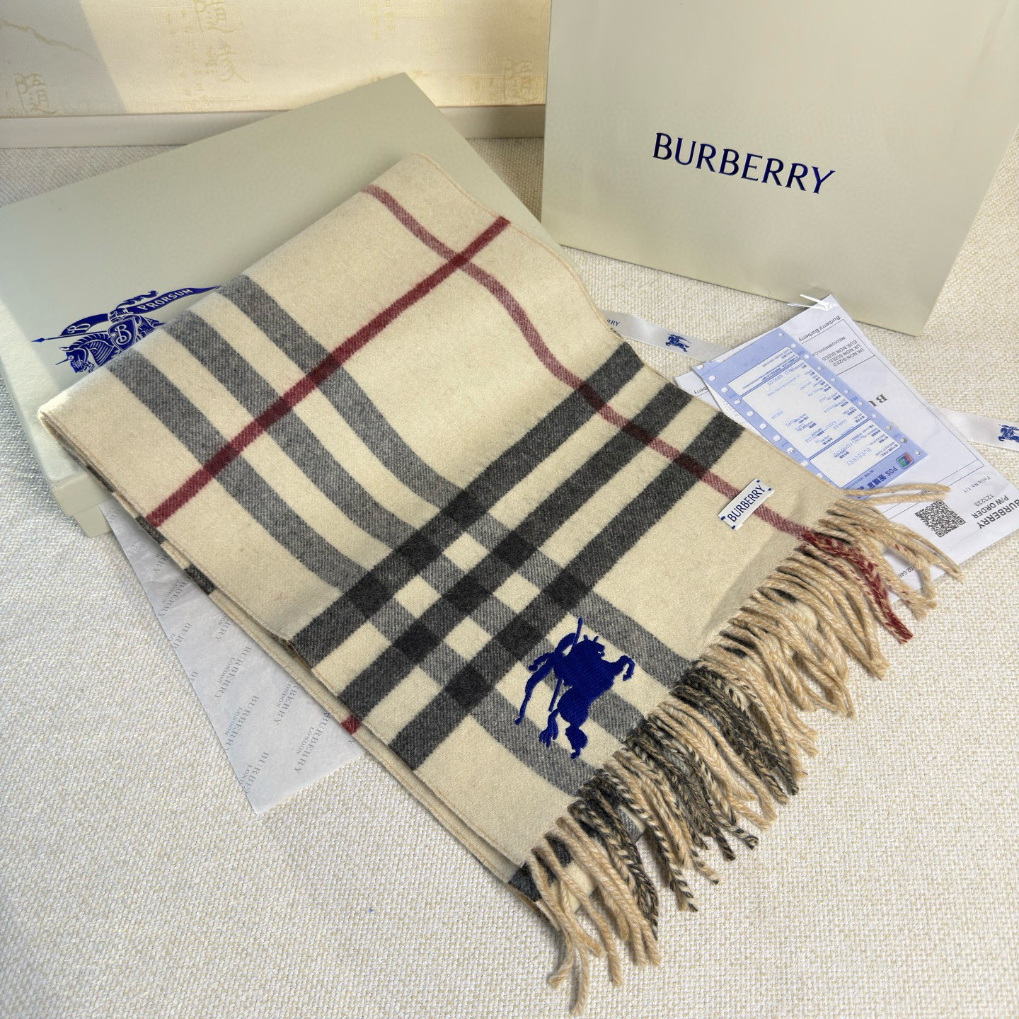 🆕Burberry最新款双面两用马术骑士徽标拼格纹羊绒围巾，这款含金量很高，双面刺绣工艺，印花工艺加提花