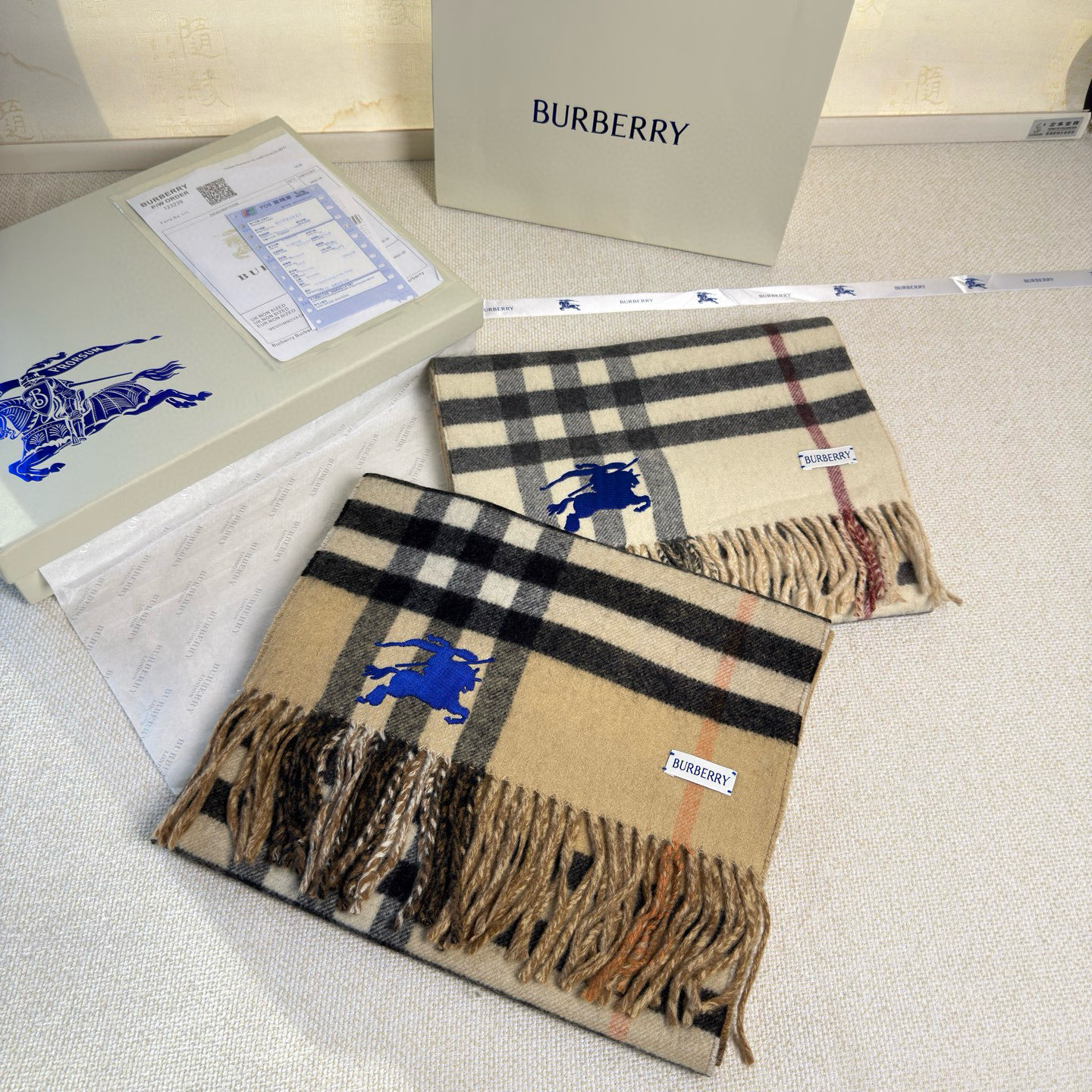 🆕Burberry最新款双面两用马术骑士徽标拼格纹羊绒围巾，这款含金量很高，双面刺绣工艺，印花工艺加提花