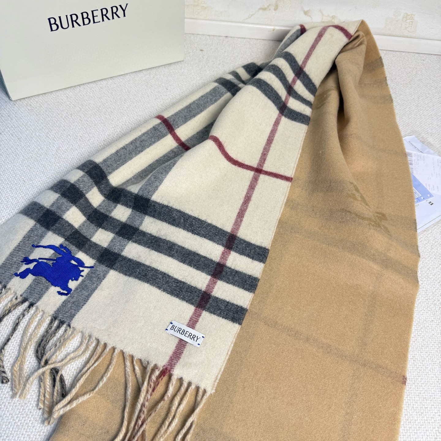 🆕Burberry最新款双面两用马术骑士徽标拼格纹羊绒围巾，这款含金量很高，双面刺绣工艺，印花工艺加提花