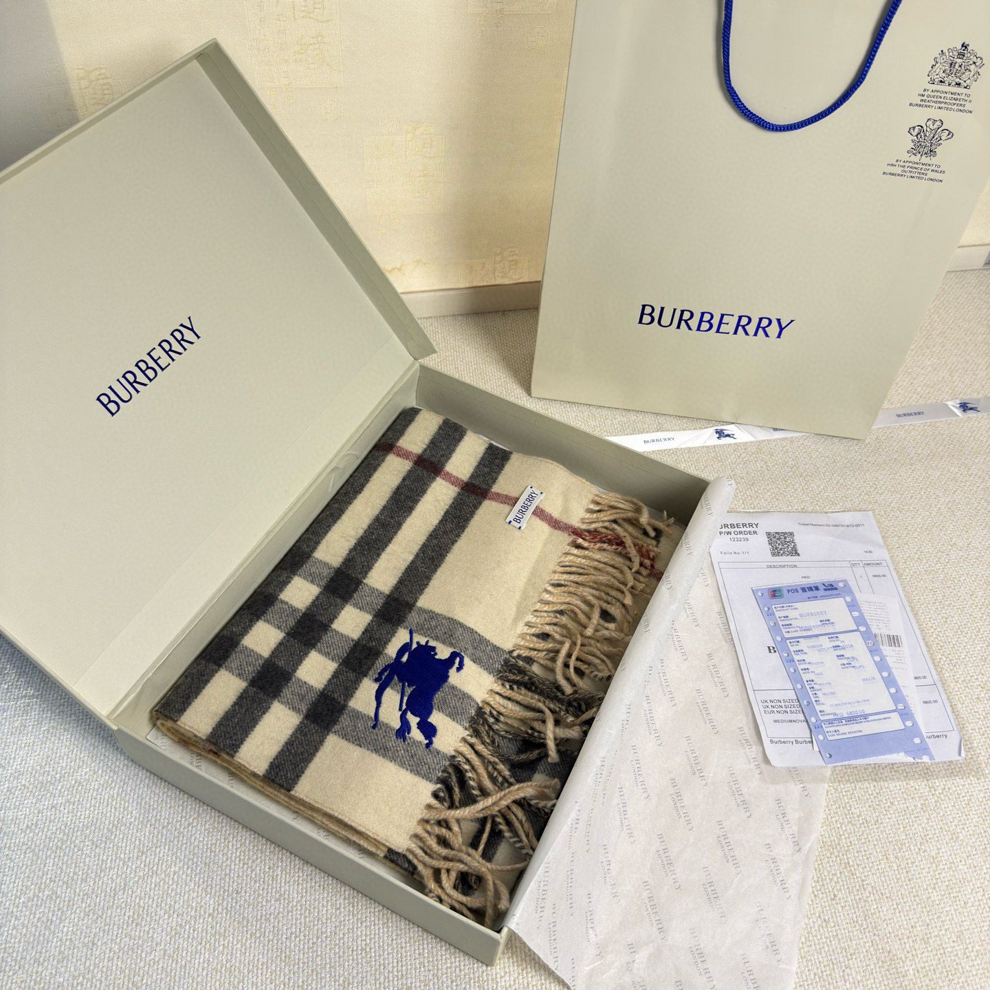 🆕Burberry最新款双面两用马术骑士徽标拼格纹羊绒围巾，这款含金量很高，双面刺绣工艺，印花工艺加提花