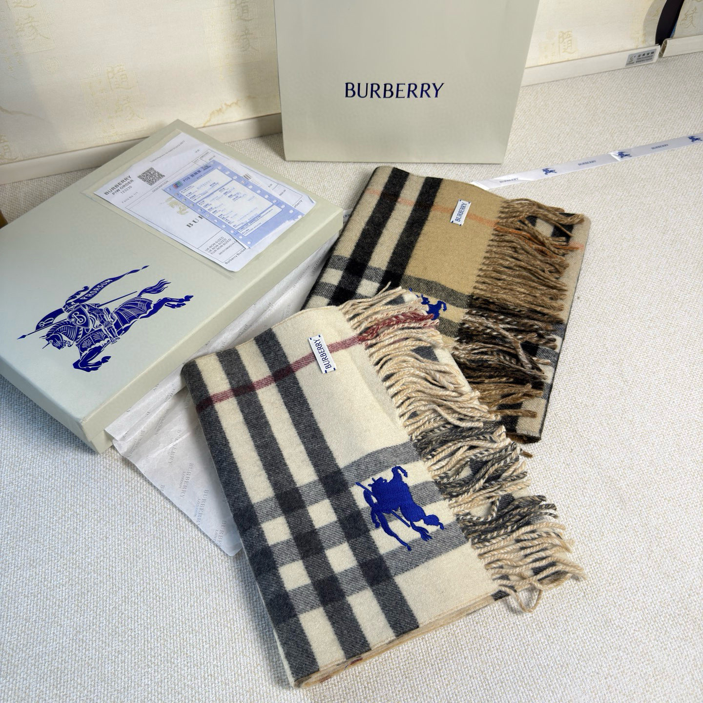 🆕Burberry最新款双面两用马术骑士徽标拼格纹羊绒围巾，这款含金量很高，双面刺绣工艺，印花工艺加提花
