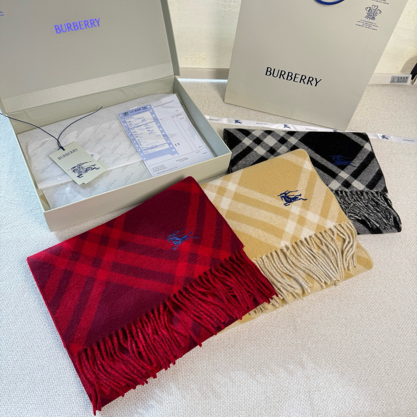 🆕Burberry新款苏格兰格纹羊绒围巾，超级火款的格纹款围巾之后，Bur又一款力作上市，Burberr