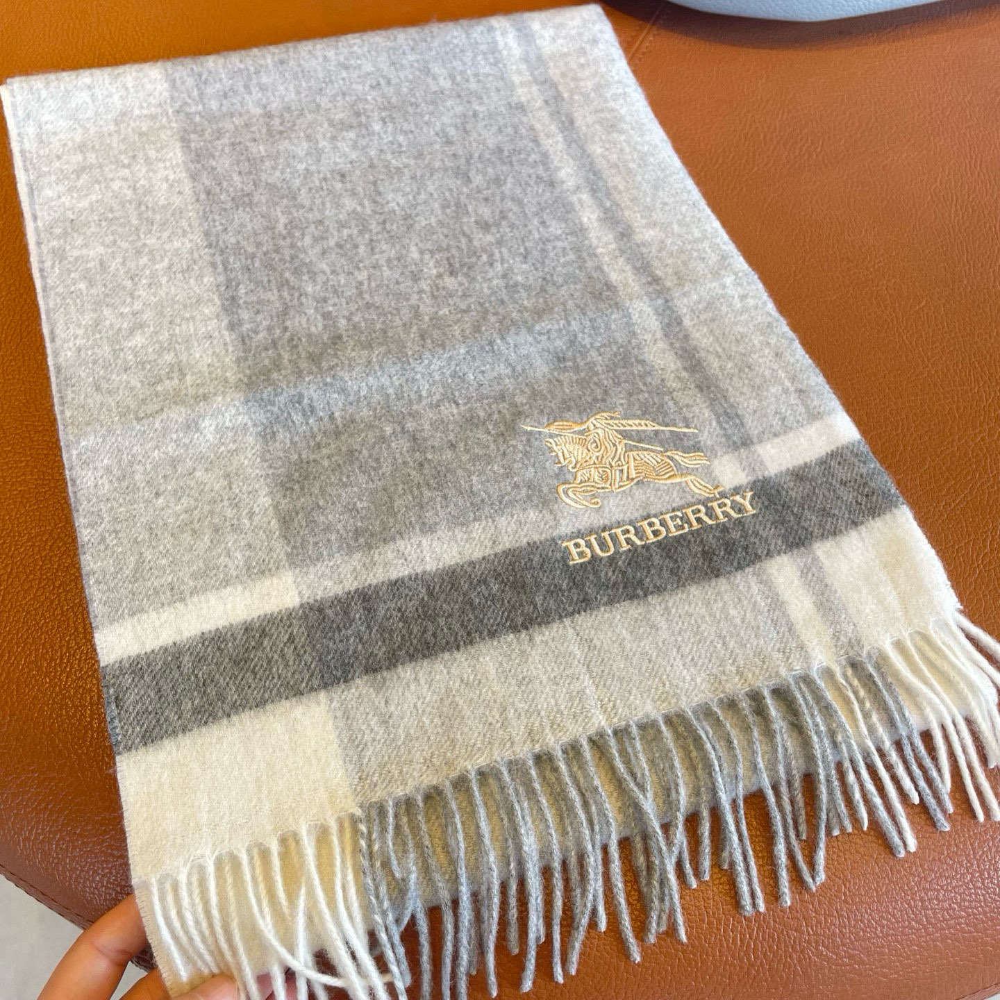 🆕Burberry ·巴宝莉出口订单尾货❗️说实话，设计非常简单，但那经典刺绣战马的点缀就是让围巾显得非