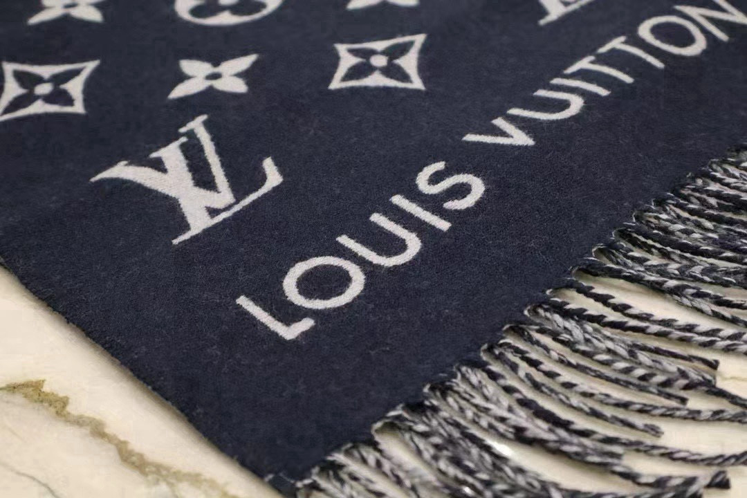 🆕LV新款 · All About Monogram 围巾瞩目放大经典 Monogram 图案，彰显潮流