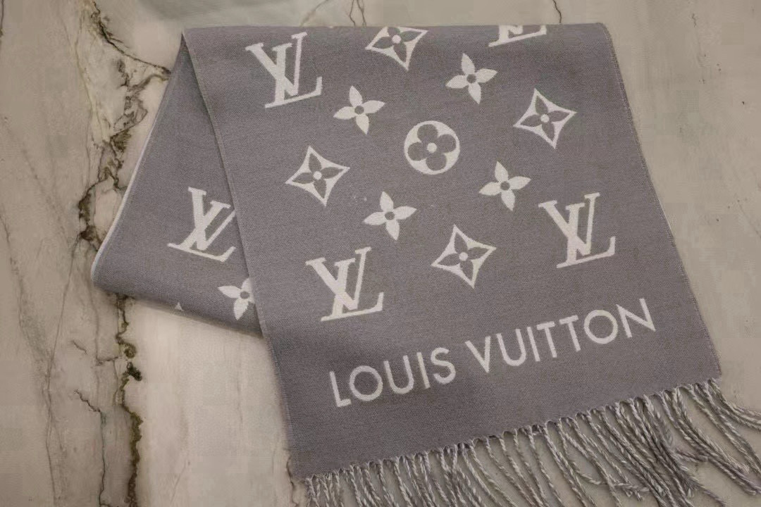 🆕LV新款 · All About Monogram 围巾瞩目放大经典 Monogram 图案，彰显潮流