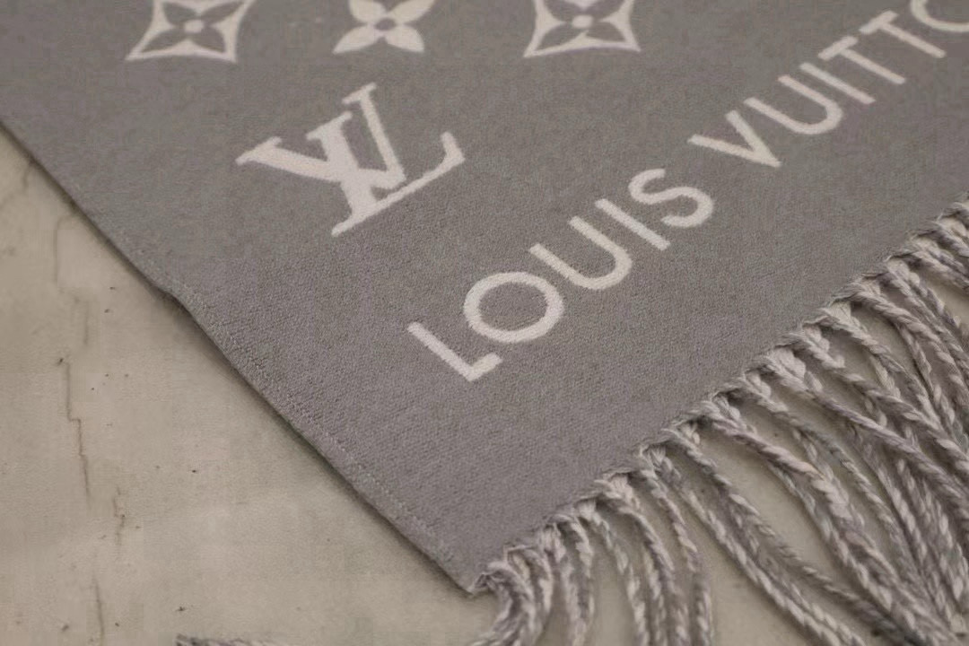🆕LV新款 · All About Monogram 围巾瞩目放大经典 Monogram 图案，彰显潮流