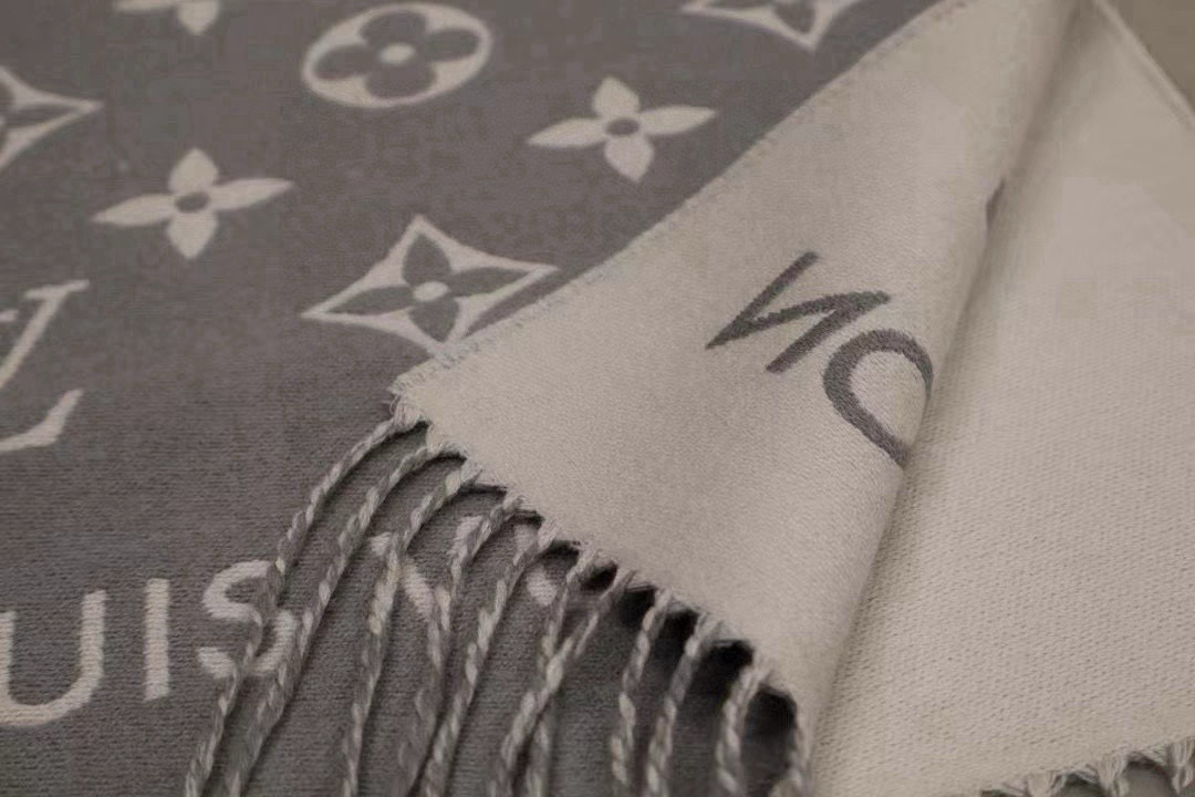 🆕LV新款 · All About Monogram 围巾瞩目放大经典 Monogram 图案，彰显潮流