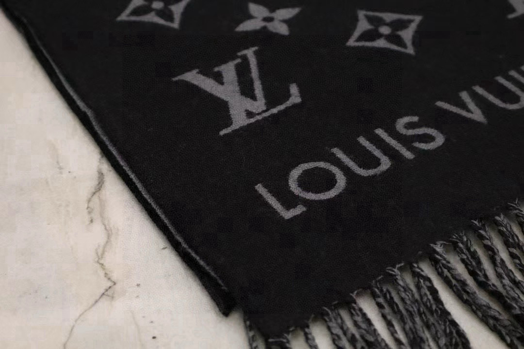 🆕LV新款 · All About Monogram 围巾瞩目放大经典 Monogram 图案，彰显潮流