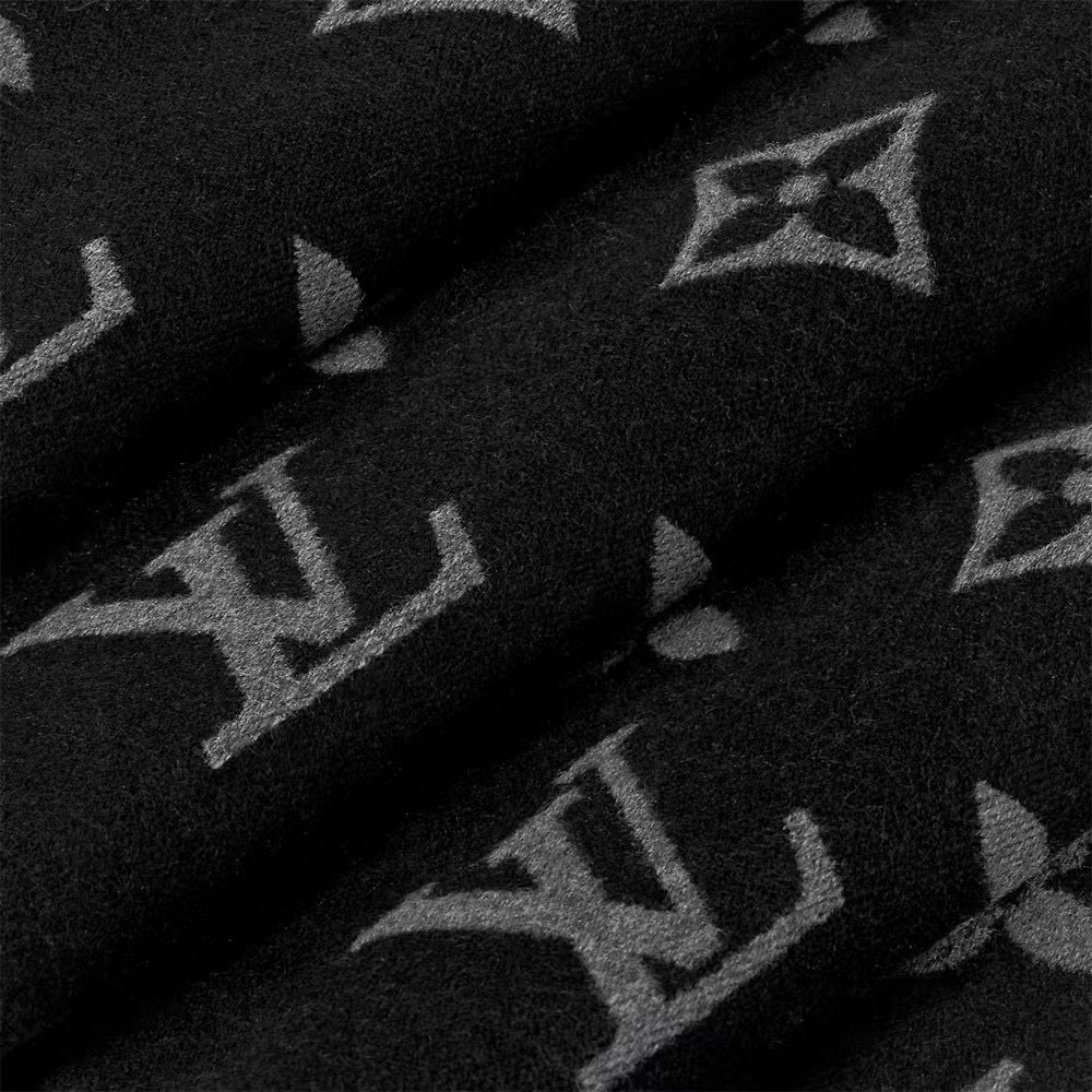 🆕LV新款 · All About Monogram 围巾瞩目放大经典 Monogram 图案，彰显潮流