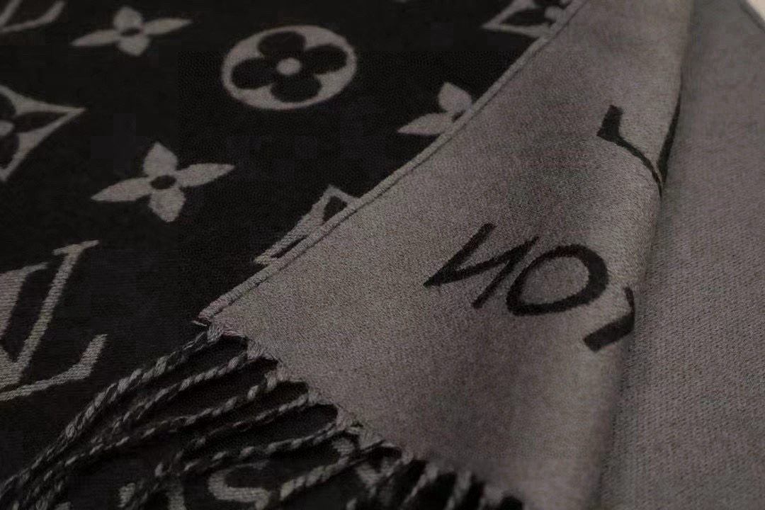 🆕LV新款 · All About Monogram 围巾瞩目放大经典 Monogram 图案，彰显潮流