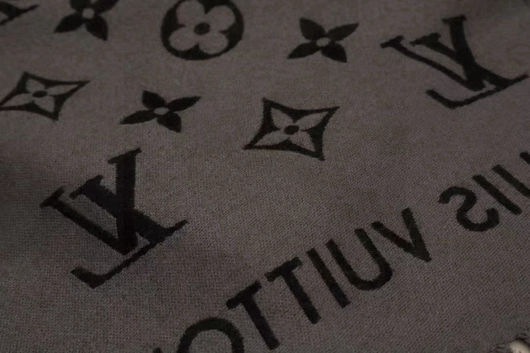 🆕LV新款 · All About Monogram 围巾瞩目放大经典 Monogram 图案，彰显潮流
