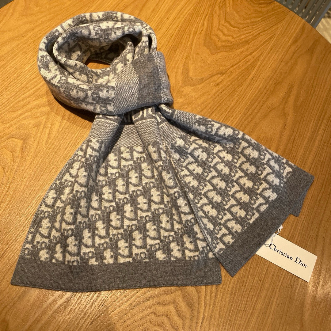 🆕Dior · 大D家经典秋冬款❗️针织双面提花风格，高端设计师配色均考虑上身效果和色彩饱和度，色泽会浓