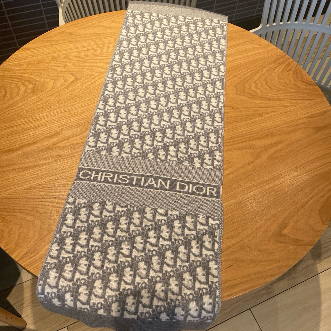 🆕Dior · 大D家经典秋冬款❗️针织双面提花风格，高端设计师配色均考虑上身效果和色彩饱和度，色泽会浓