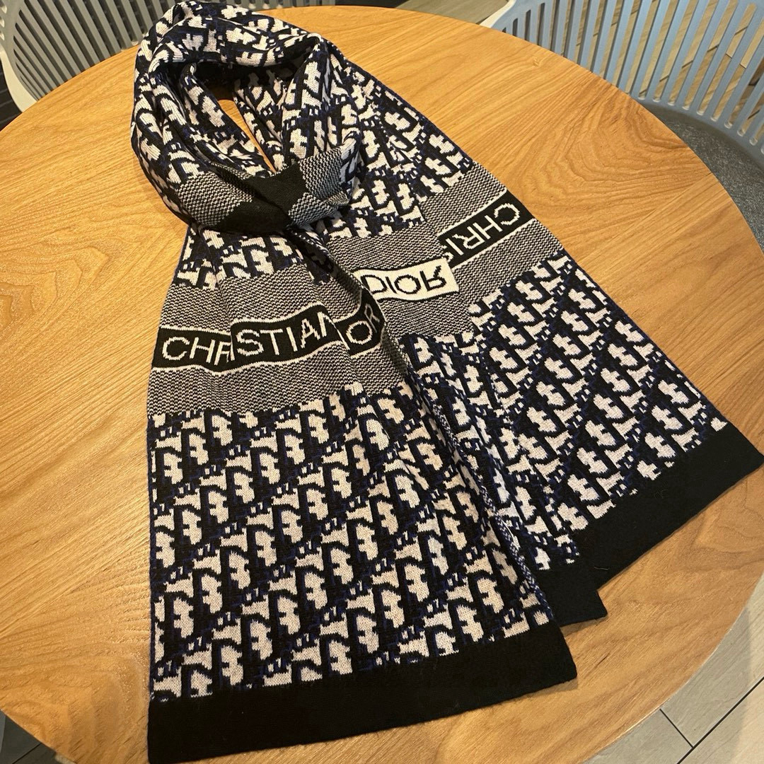 🆕Dior · 大D家经典秋冬款❗️针织双面提花风格，高端设计师配色均考虑上身效果和色彩饱和度，色泽会浓