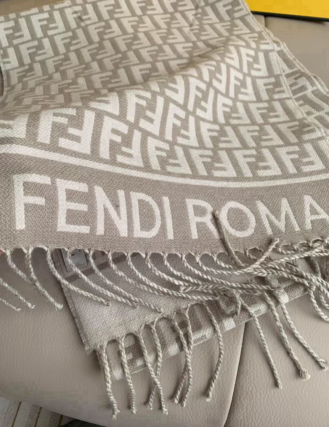🆕‼️Fendi今年最火的围巾。全世界都在抢的老花FF字母款。主打的限量大极品‼️专柜也是有钱也很难买到
