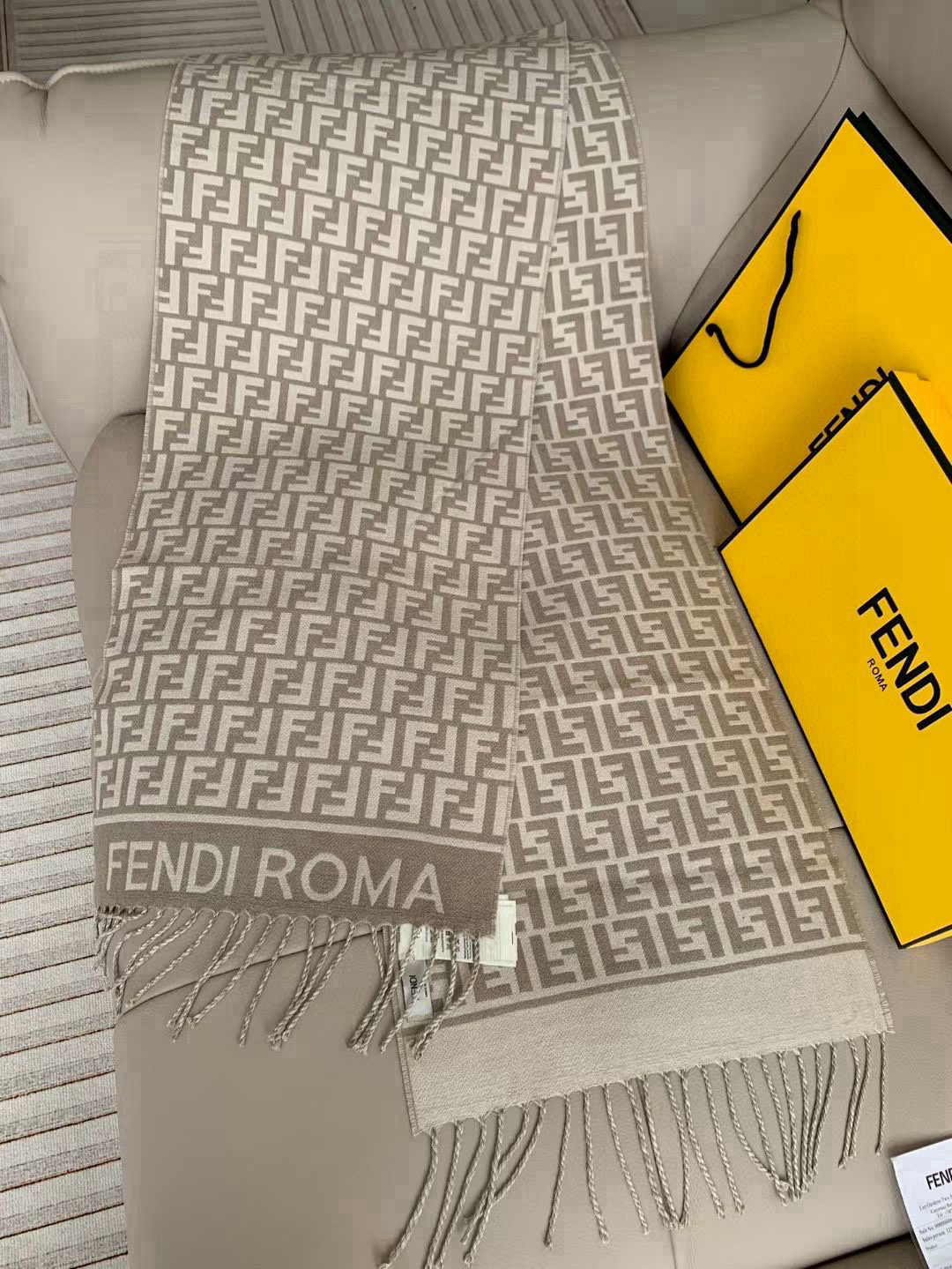 🆕‼️Fendi今年最火的围巾。全世界都在抢的老花FF字母款。主打的限量大极品‼️专柜也是有钱也很难买到