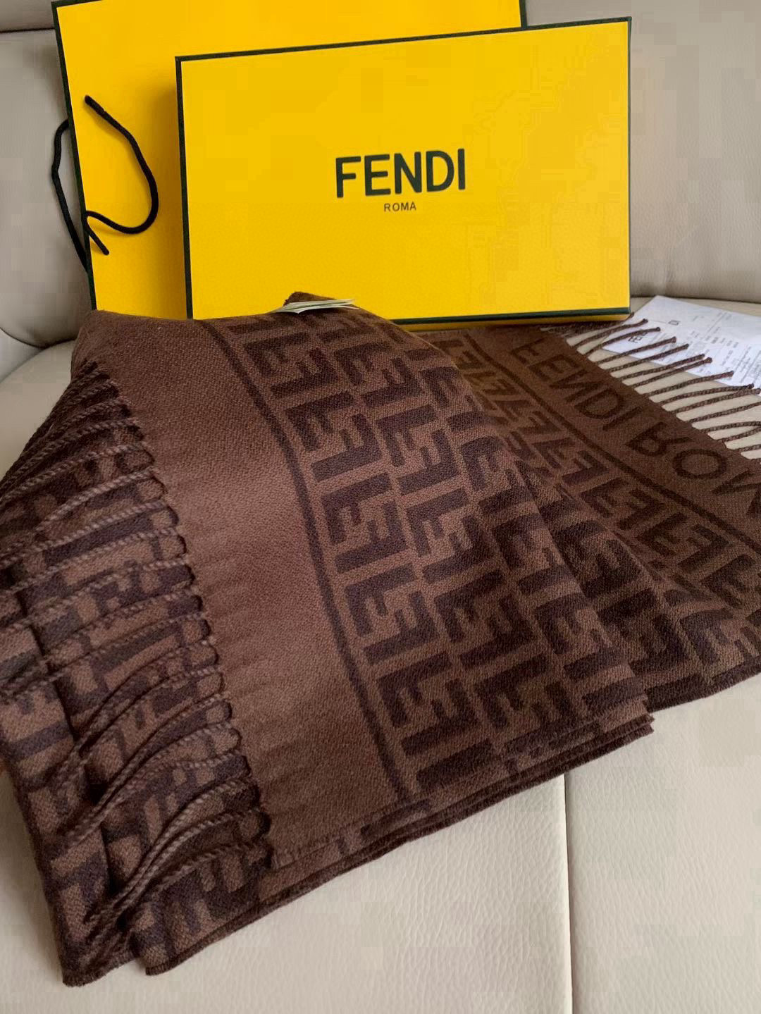 🆕‼️Fendi今年最火的围巾。全世界都在抢的老花FF字母款。主打的限量大极品‼️专柜也是有钱也很难买到