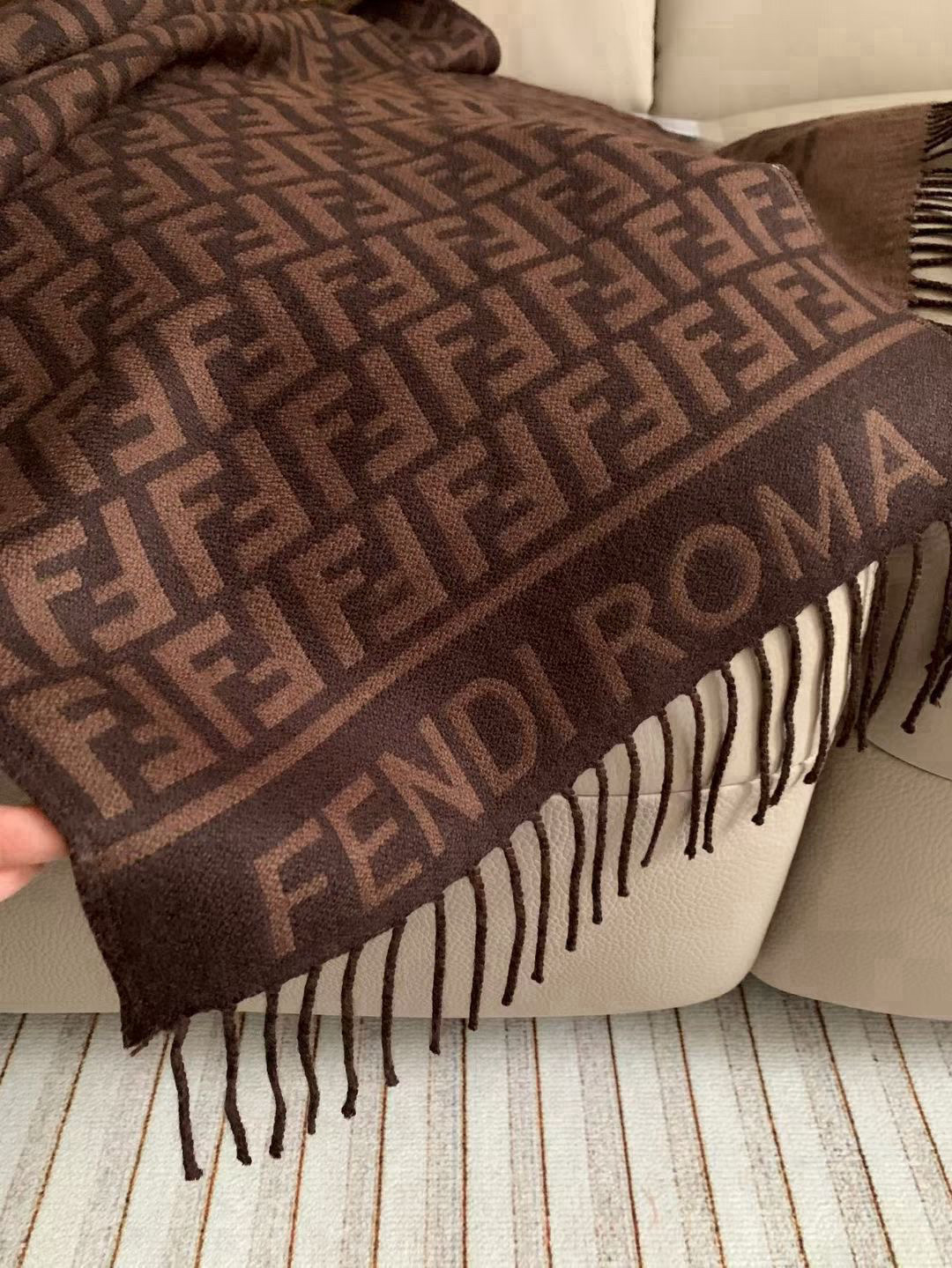 🆕‼️Fendi今年最火的围巾。全世界都在抢的老花FF字母款。主打的限量大极品‼️专柜也是有钱也很难买到