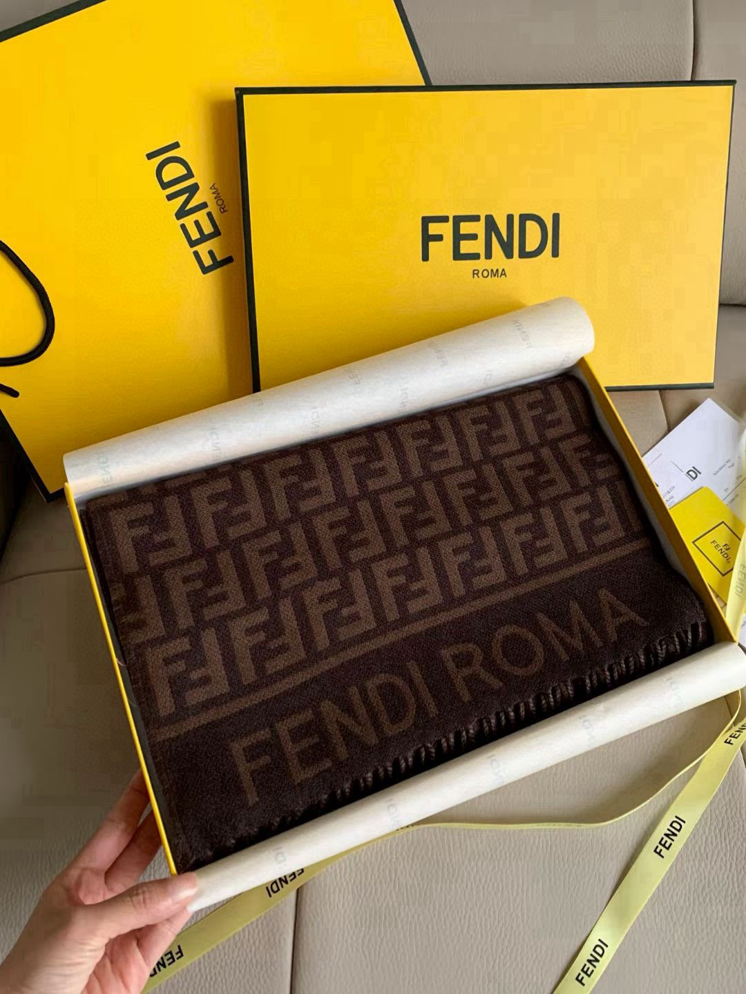 🆕‼️Fendi今年最火的围巾。全世界都在抢的老花FF字母款。主打的限量大极品‼️专柜也是有钱也很难买到