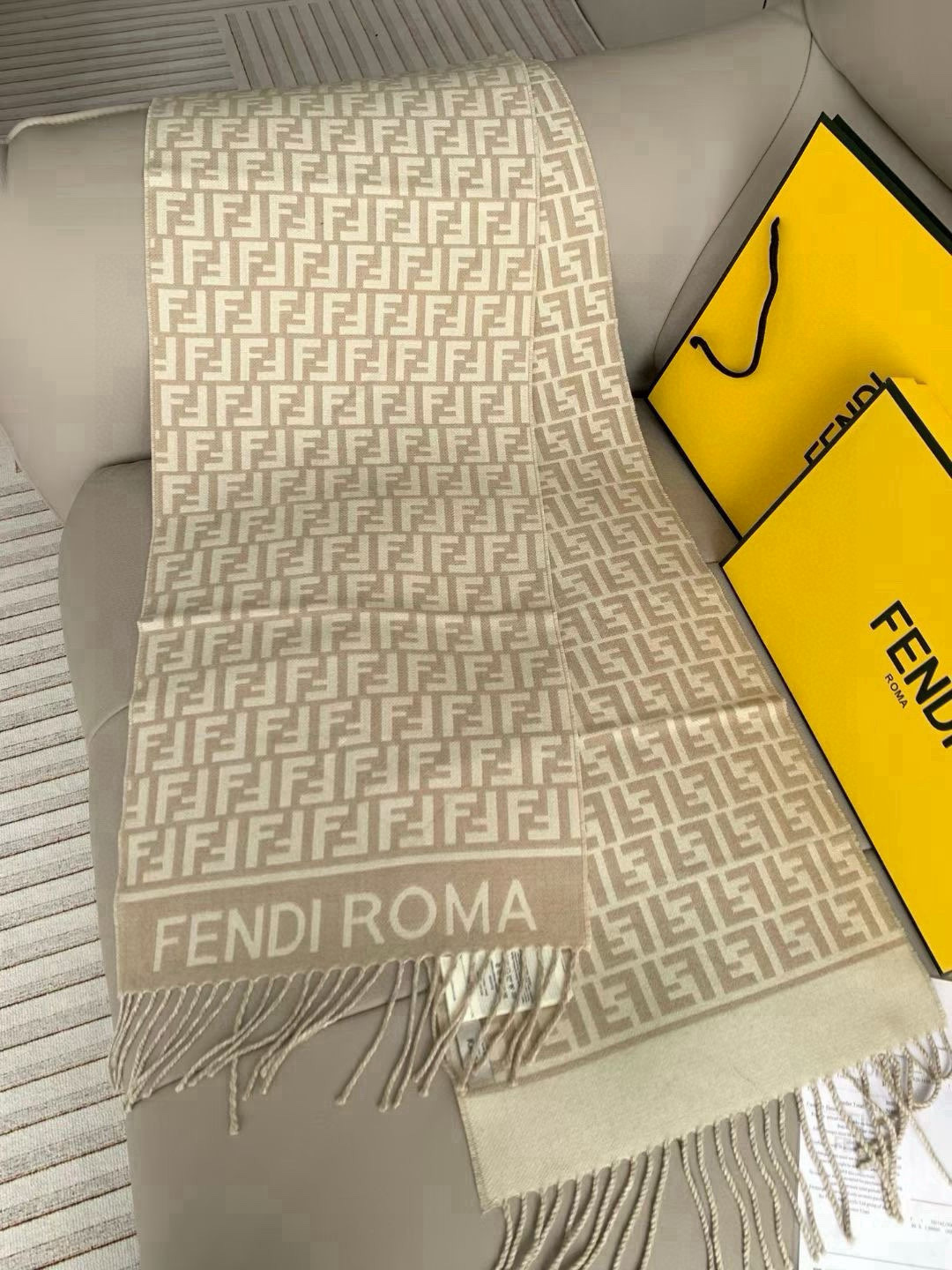 🆕‼️Fendi今年最火的围巾。全世界都在抢的老花FF字母款。主打的限量大极品‼️专柜也是有钱也很难买到
