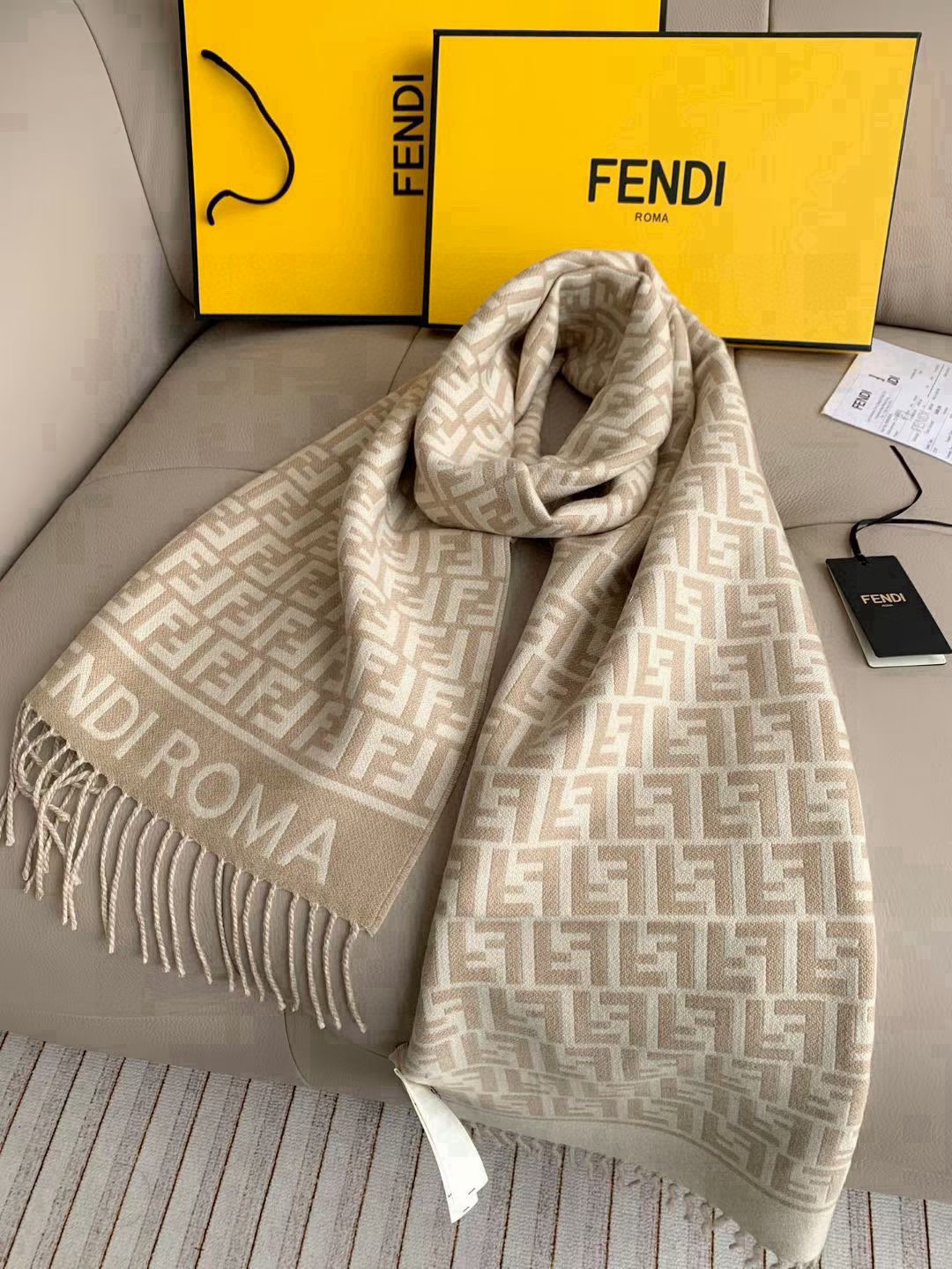 🆕‼️Fendi今年最火的围巾。全世界都在抢的老花FF字母款。主打的限量大极品‼️专柜也是有钱也很难买到