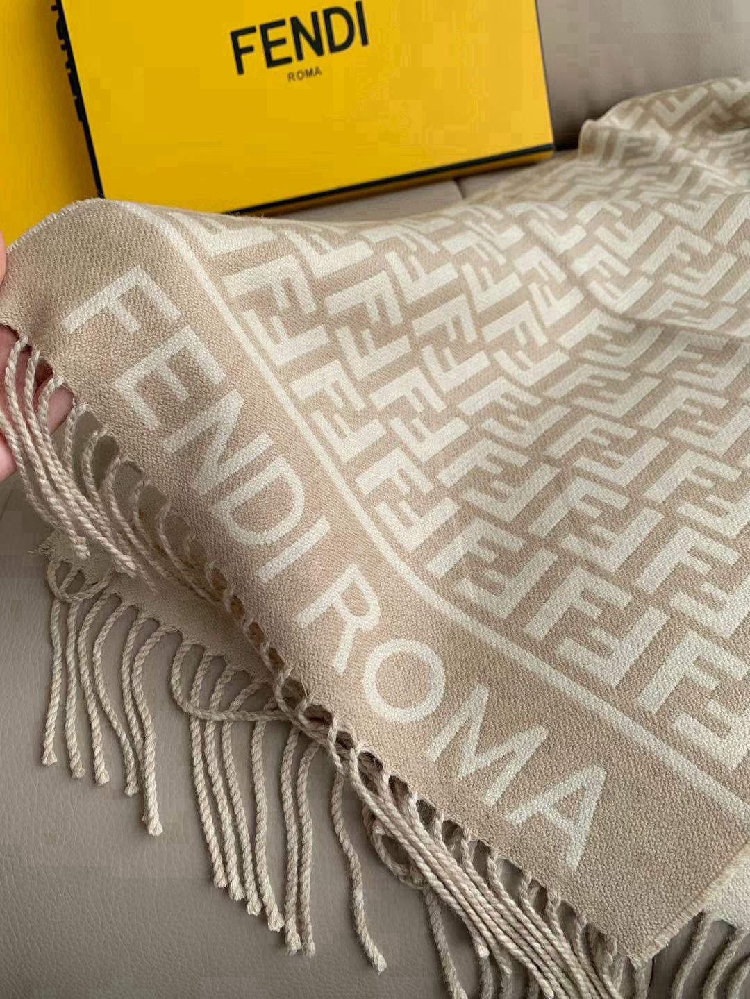 🆕‼️Fendi今年最火的围巾。全世界都在抢的老花FF字母款。主打的限量大极品‼️专柜也是有钱也很难买到