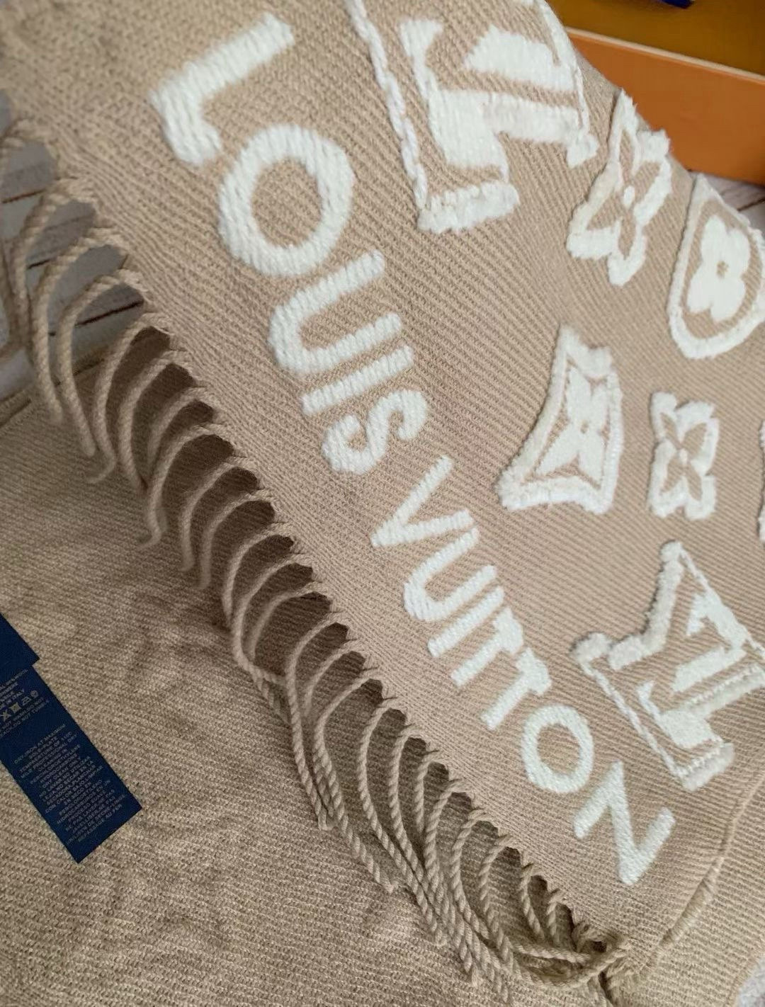 🆕LV3D围巾为柔软毛绒混纺织入Monogram图案，再以撞色羊毛皮演绎瞩目3D效果。剪花工艺令两面呈现