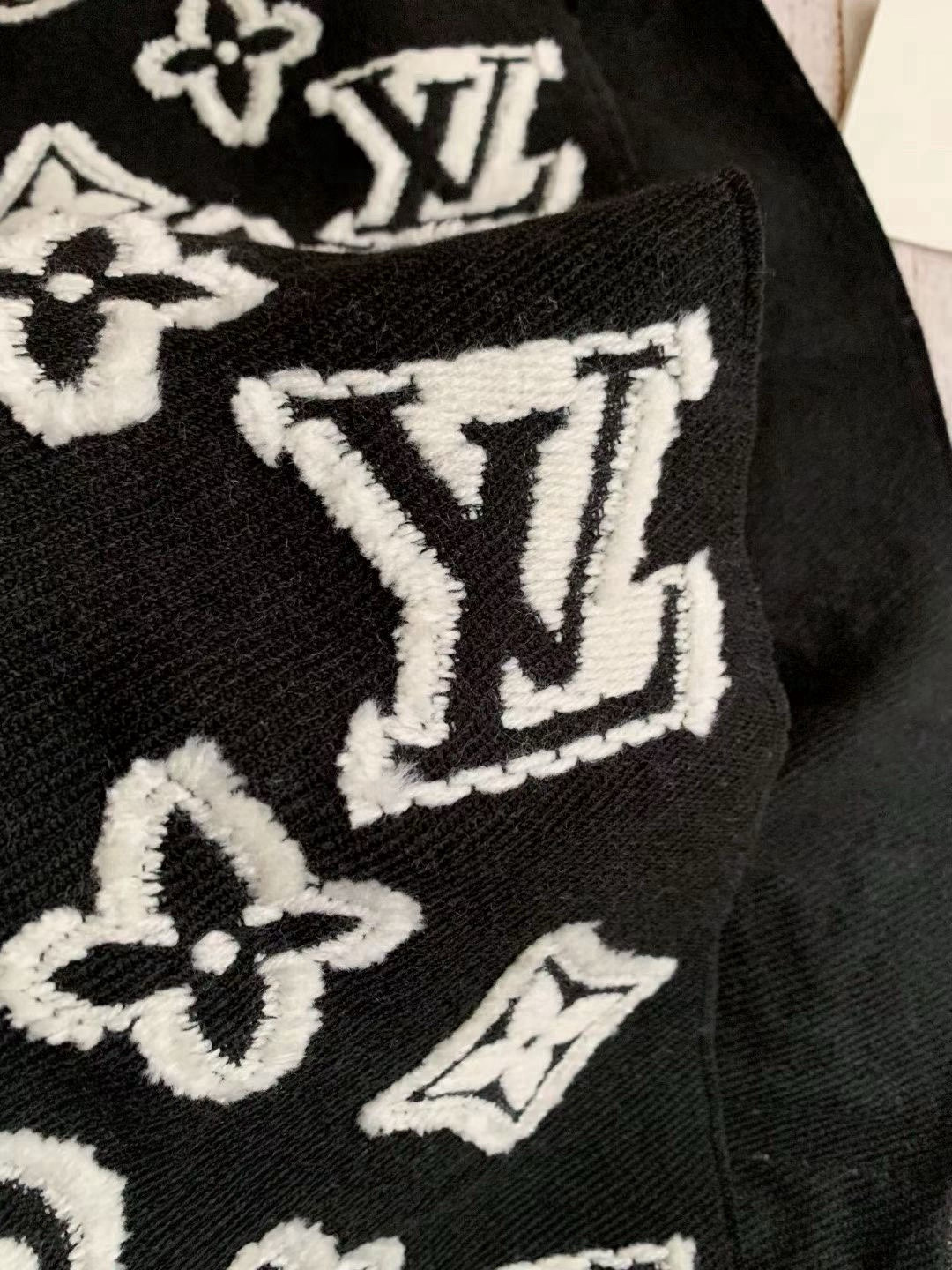 🆕LV3D围巾为柔软毛绒混纺织入Monogram图案，再以撞色羊毛皮演绎瞩目3D效果。剪花工艺令两面呈现