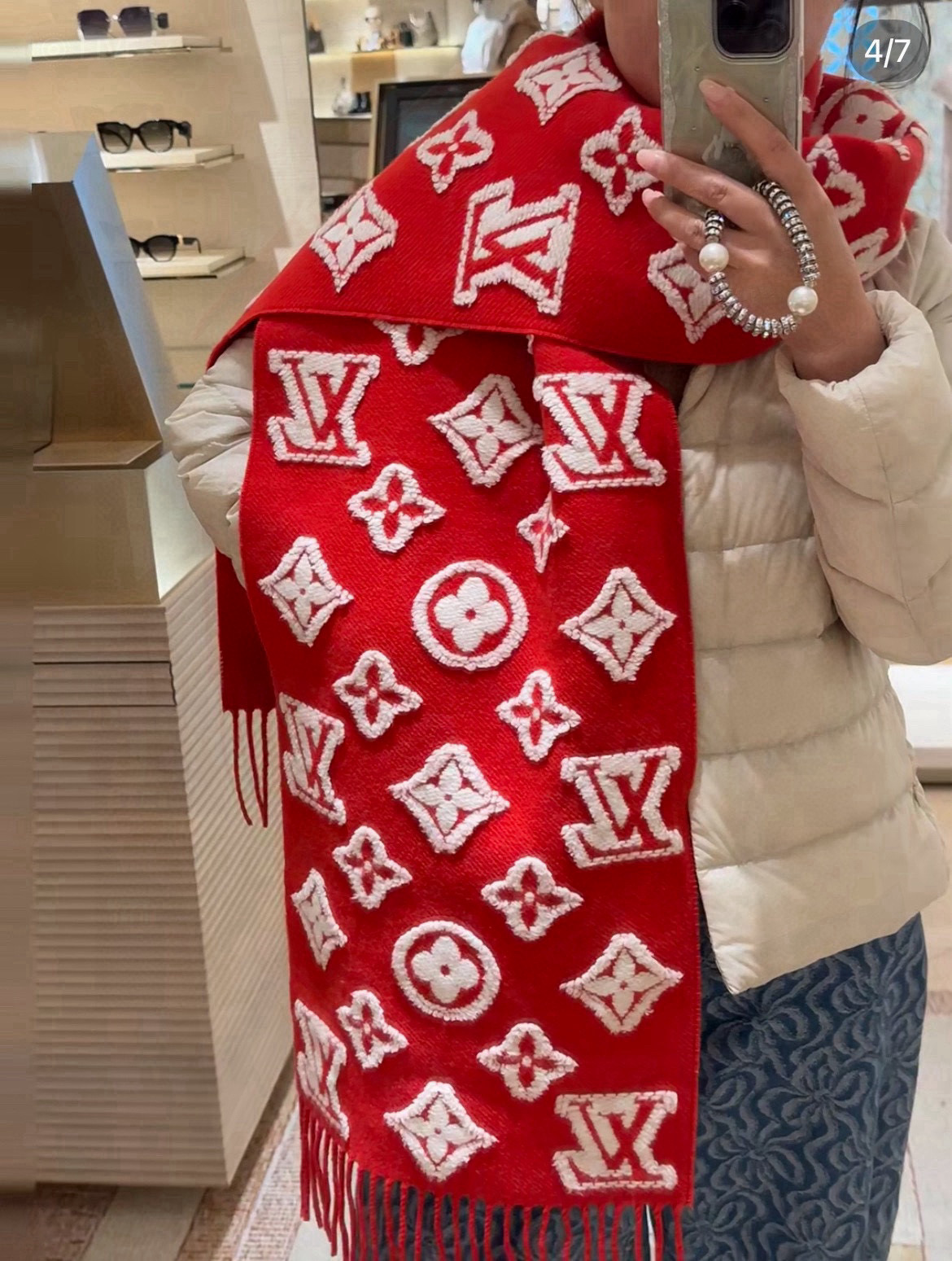 NO:581173,LV3D scarf is made of soft plush blended with Monogram pattern, and then uses contrasting shearling to create an eye-catching 3D effect. The cutting process makes the two sides show different textures, which is both creative and trendy. 34x220 cm (height  Pattern·Louis Vuitton logo·Fringed trim high version scarf,high version scarf,louis vuitton,louis vuitton19860909LV3D围巾为柔软毛绒混纺织入Monogram图案,再以撞色羊毛皮演绎瞩目3D效果.剪花工艺令两面呈现迥异肌理,兼具创意巧思与潮流风范. 34x220厘米(高x长度) ·200x34厘米(不含流苏) ·90绵羊毛,9山羊绒,1桑蚕丝·3D效果 Monogram 图案·路易威登标识·流苏饰边高版本围巾,高版本围巾,louis vuitton,louis vuitton,scarf
